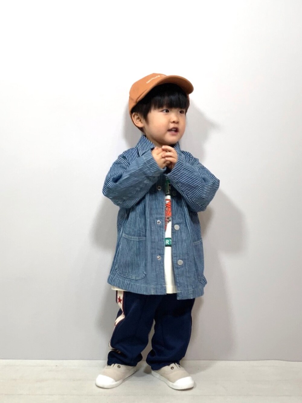 ブルー系のジャケット/アウター、グリーン系のTシャツ/カットソー、ブルー系のその他パンツを着用したキッズの春コーディネートの3枚目の写真