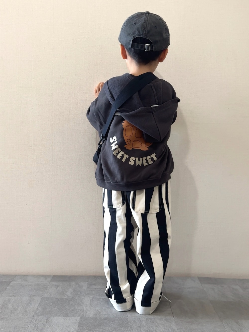 その他のその他パンツ、ブラック系のスニーカー、グレー系のスウェットを着用したキッズの秋コーディネートの4枚目の写真