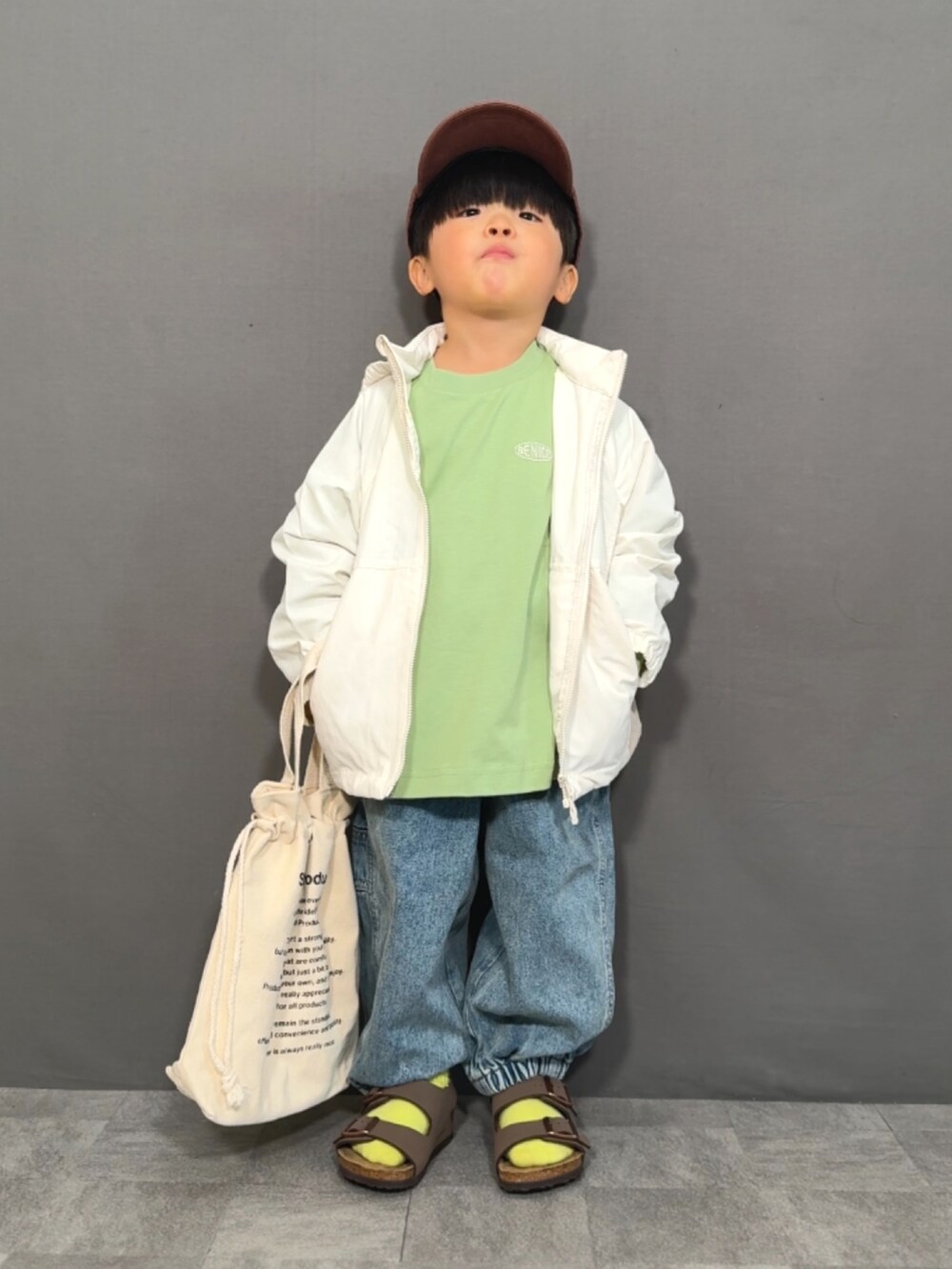 「春色、ロンT、プチプラ、春コーデ、春アウター、デニム、キャップ、トートバッグ、お出かけコーデ、休日スタイル、パーカー、カーゴパンツ」｜「UNIQLOのアイテム（ジャケット/アウター、ホワイト系）」を使った、YU⭐︎さん（キッズ・100cm）の春コーディネートの3枚目の写真