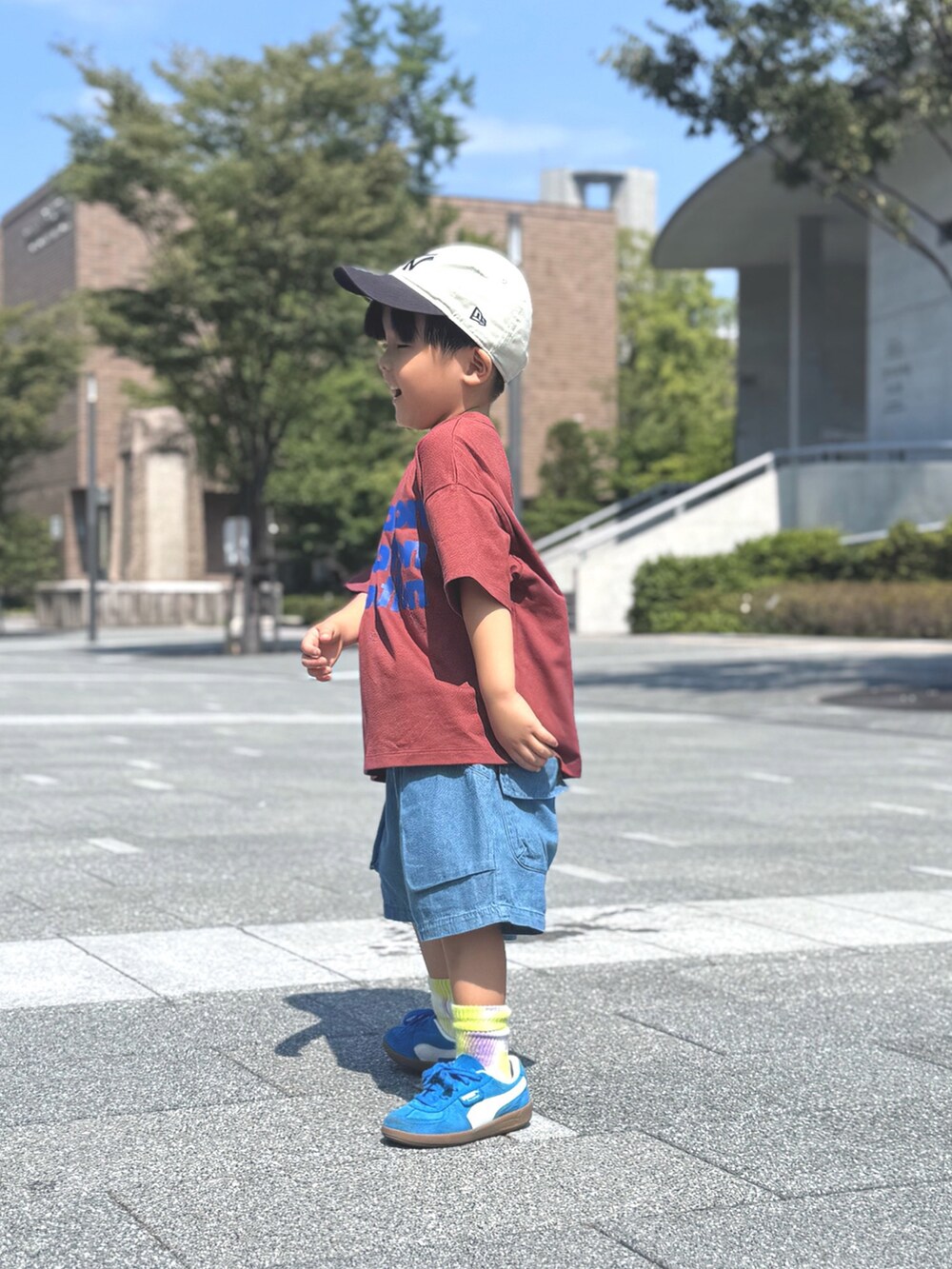 ブルー系のその他パンツ、ブルー系のスニーカー、ブラウン系のTシャツ/カットソーを着用したキッズの夏コーディネートの4枚目の写真