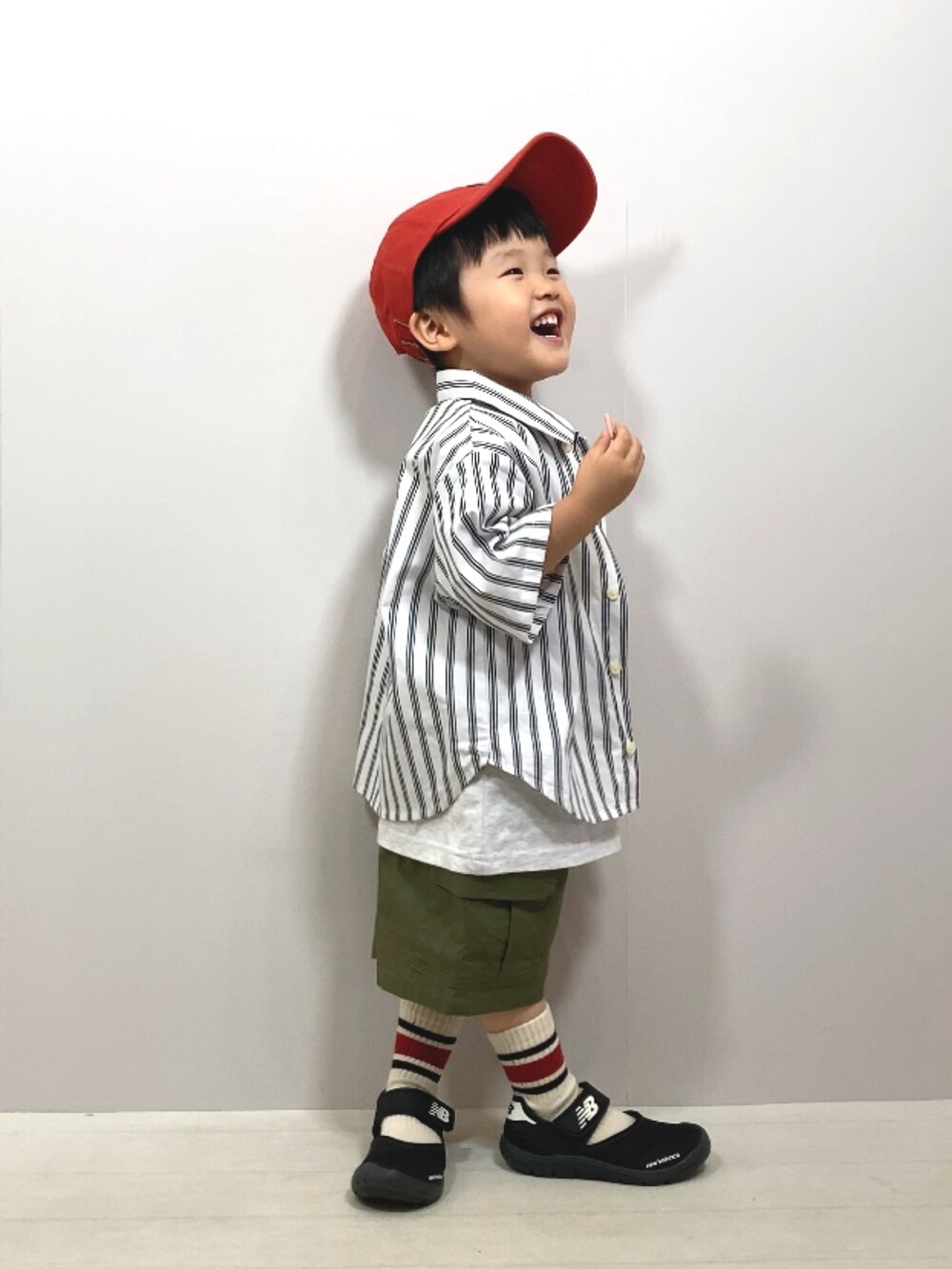 ホワイト系のシャツ/ブラウス、グレー系のTシャツ/カットソー、グリーン系のカーゴパンツを着用したキッズの夏コーディネートの5枚目の写真