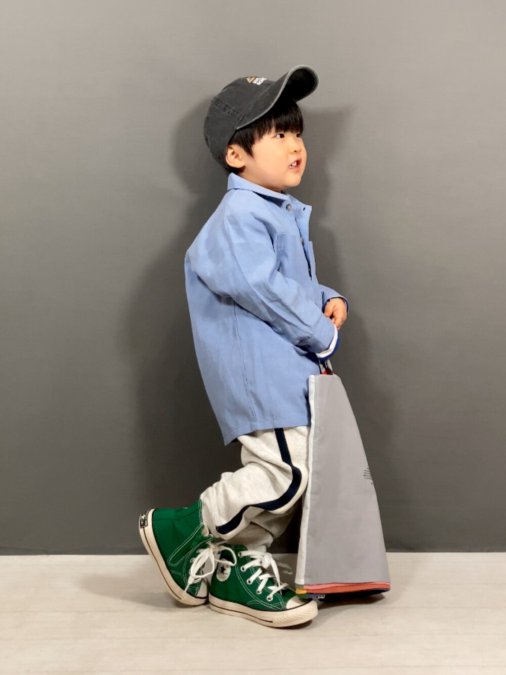 「春コーデ、キャップ、スニーカー、スポーツミックス、スウェットパンツ、ボーダー、トートバッグ、春色、春服みてみて、カジュアルコーデ、休日スタイル、お出かけコーデ、デートコーデ、淡色コーデ、パステルカラー」｜「PAIRMANON STREETの【PAIRMANON STREET】アノラック シャツ 長袖 胸ポケット（シャツ/ブラウス、ブルー系）」を使った、YU⭐︎さん（キッズ・90cm）の冬コーディネートの2枚目の写真