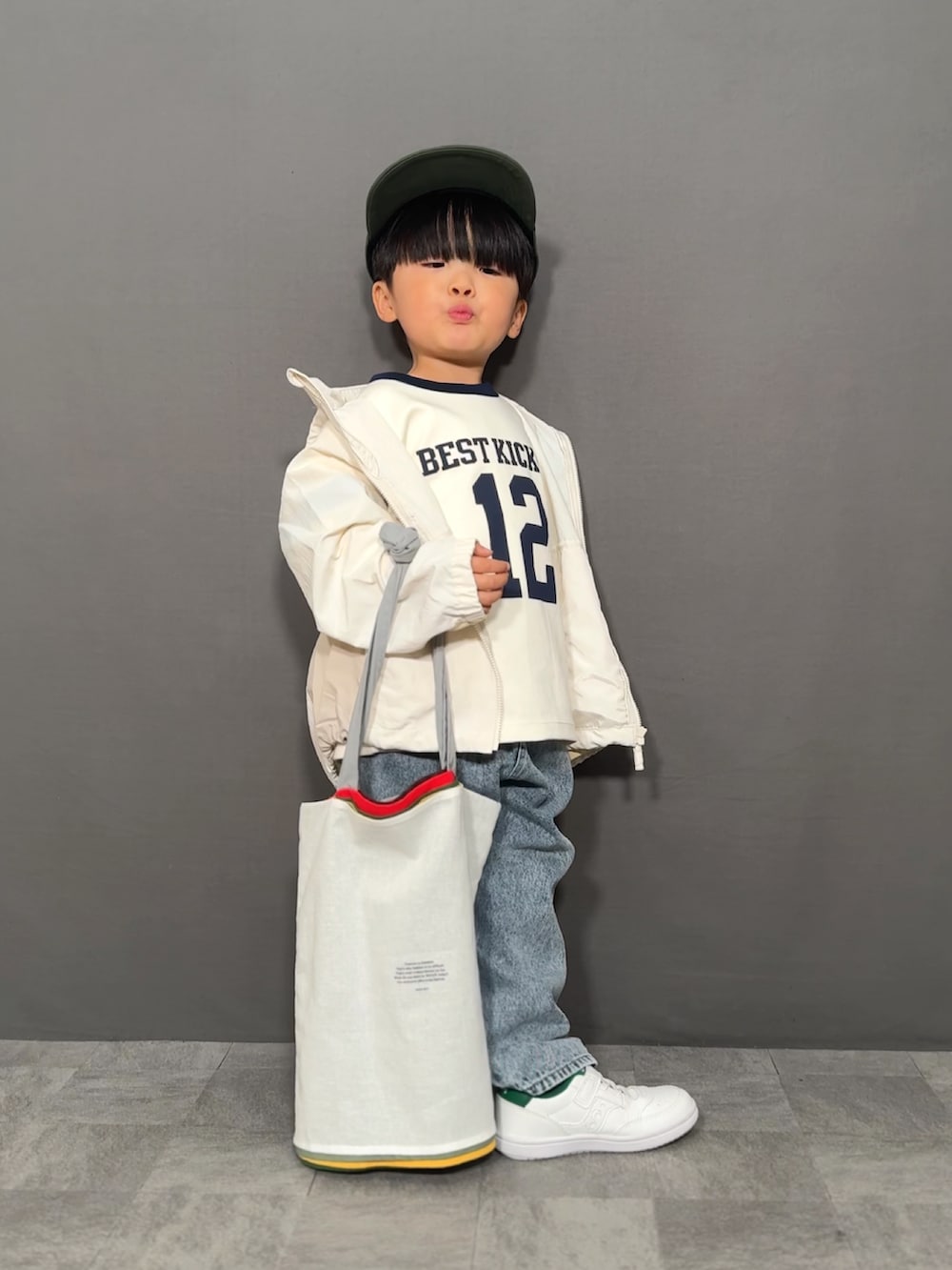 「春コーデ、ジャケット、春アウター、パーカー、デニム、スニーカー、キャップ、トートバッグ、レイヤードスタイル、カジュアルコーデ、プチプラ、淡色コーデ、スポーツミックス、ワイドパンツ、春色」｜「UNIQLOのアイテム（ジャケット/アウター、ホワイト系）」を使った、YU⭐︎さん（キッズ・100cm）の春コーディネートの3枚目の写真