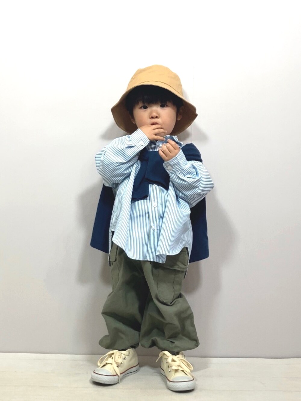 ブルー系のシャツ/ブラウス、ブルー系のカーディガン/ボレロ、グリーン系のカーゴパンツを着用したキッズの春コーディネートの2枚目の写真