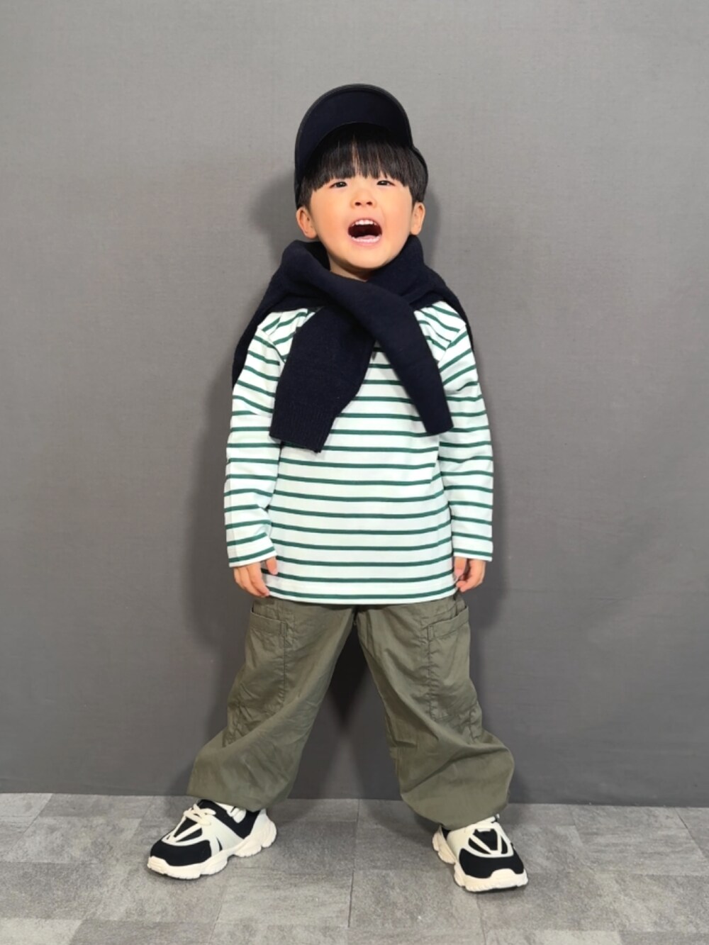 「ロンT、プチプラ、レイヤードスタイル、カーディガン、ニット、カーゴパンツ、スニーカー、ニット帽、春色、休日スタイル、きれいめカジュアル、淡色コーデ、ボーダー、韓国子供服」｜「UNIQLOのアイテム（Tシャツ/カットソー、グリーン系）」を使った、YU⭐︎さん（キッズ・100cm）の春コーディネートの5枚目の写真