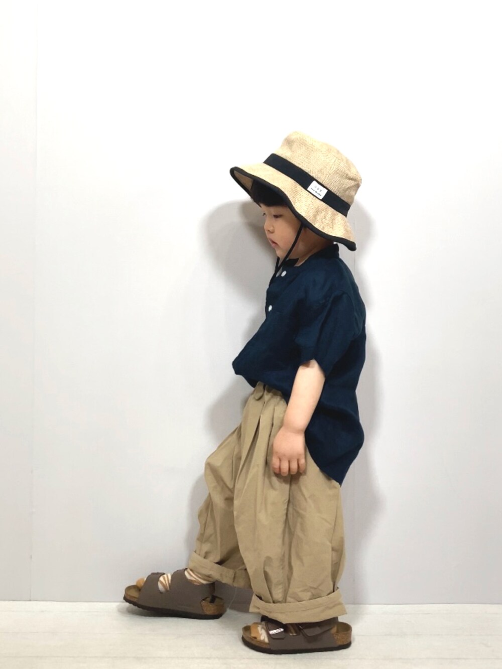 「シャツスタイル、ビッグシルエット、バケットハット、プチプラ、初夏コーデ、カラーパンツ、休日スタイル、シンプルコーデ、春夏コーデ、サンダル、夏コーデ、リネン」｜「無印良品のアイテム（シャツ/ブラウス、ブルー系）」を使った、YU⭐︎さん（キッズ・90cm）の春コーディネートの5枚目の写真