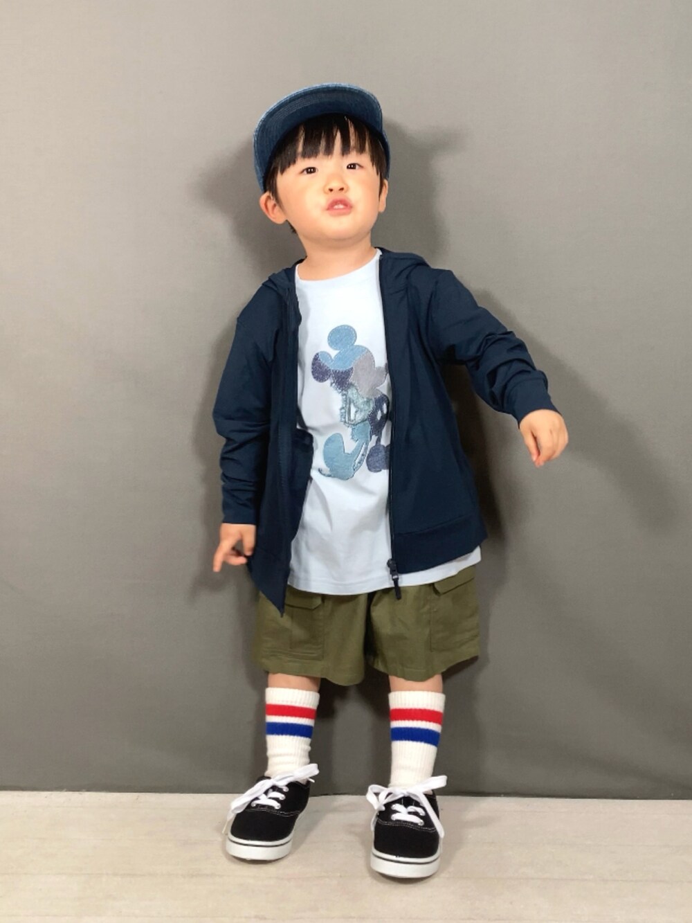 ブルー系のパーカー、ブルー系のTシャツ/カットソー、グリーン系のカーゴパンツを着用したキッズの春コーディネートの2枚目の写真