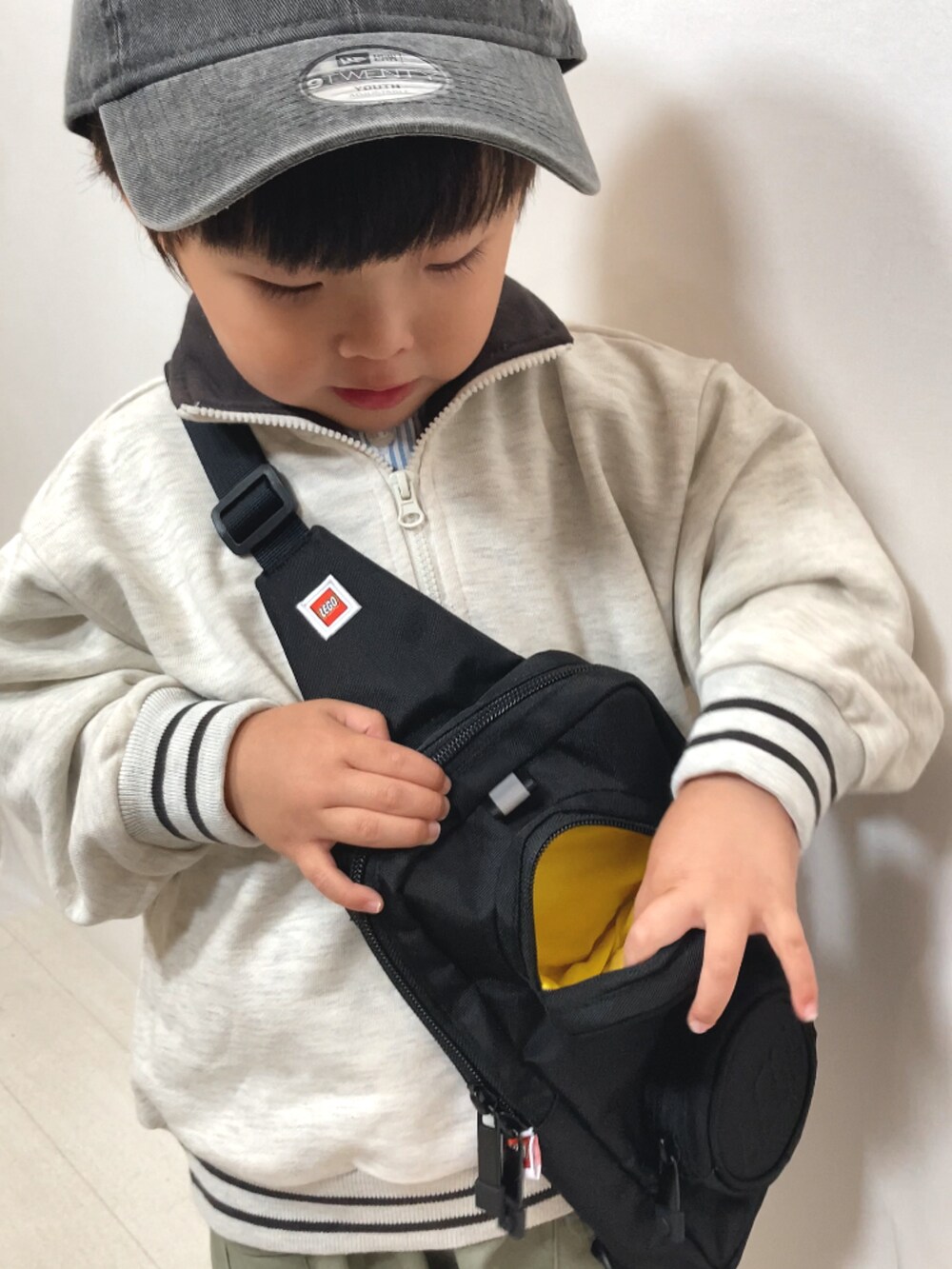 ベージュ系のスウェット、ブルー系のシャツ/ブラウス、グリーン系のカーゴパンツを着用したキッズの秋コーディネートの4枚目の写真