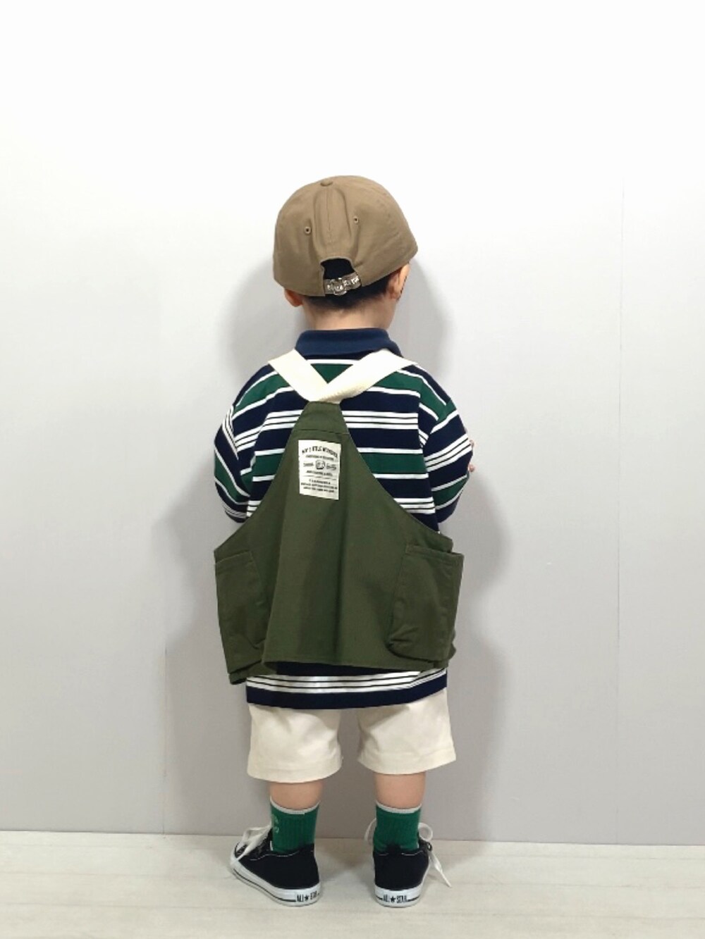 「休日スタイル、キャップ、ベスト、スニーカー、プチプラ、ボーダー、カジュアルコーデ、春夏コーデ、ストリート、シンプルコーデ、ビッグシルエット、シャツスタイル、ショートパンツ、初夏コーデ、ポロシャツ」｜「PAIRMANON STREETの【PAIRMANON STREET】マルチボーダー半袖ポロTシャツ（ポロシャツ、ブルー系）」を使った、YU⭐︎さん（キッズ・90cm）の春コーディネートの4枚目の写真