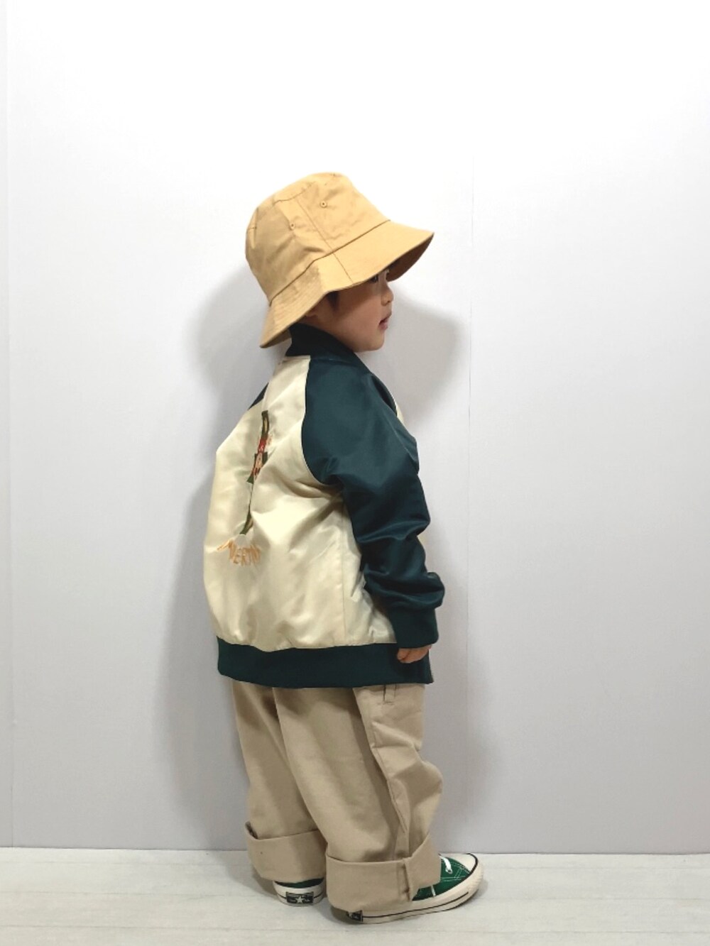 「カジュアルコーデ、休日スタイル、オーバーオール、サロペット、韓国子供服、ベージュ、バケットハット、春コーデ、bmingbybeams、ビーミングbyビームス、PR、コンバース、いまどきジャケット写真、モード、ストリート」｜「B:MING by BEAMSのB:MING by BEAMS /  スカジャン（100~150cm）（ブルゾン、グリーン系）」を使った、YU⭐︎さん（キッズ・90cm）の春コーディネートの3枚目の写真