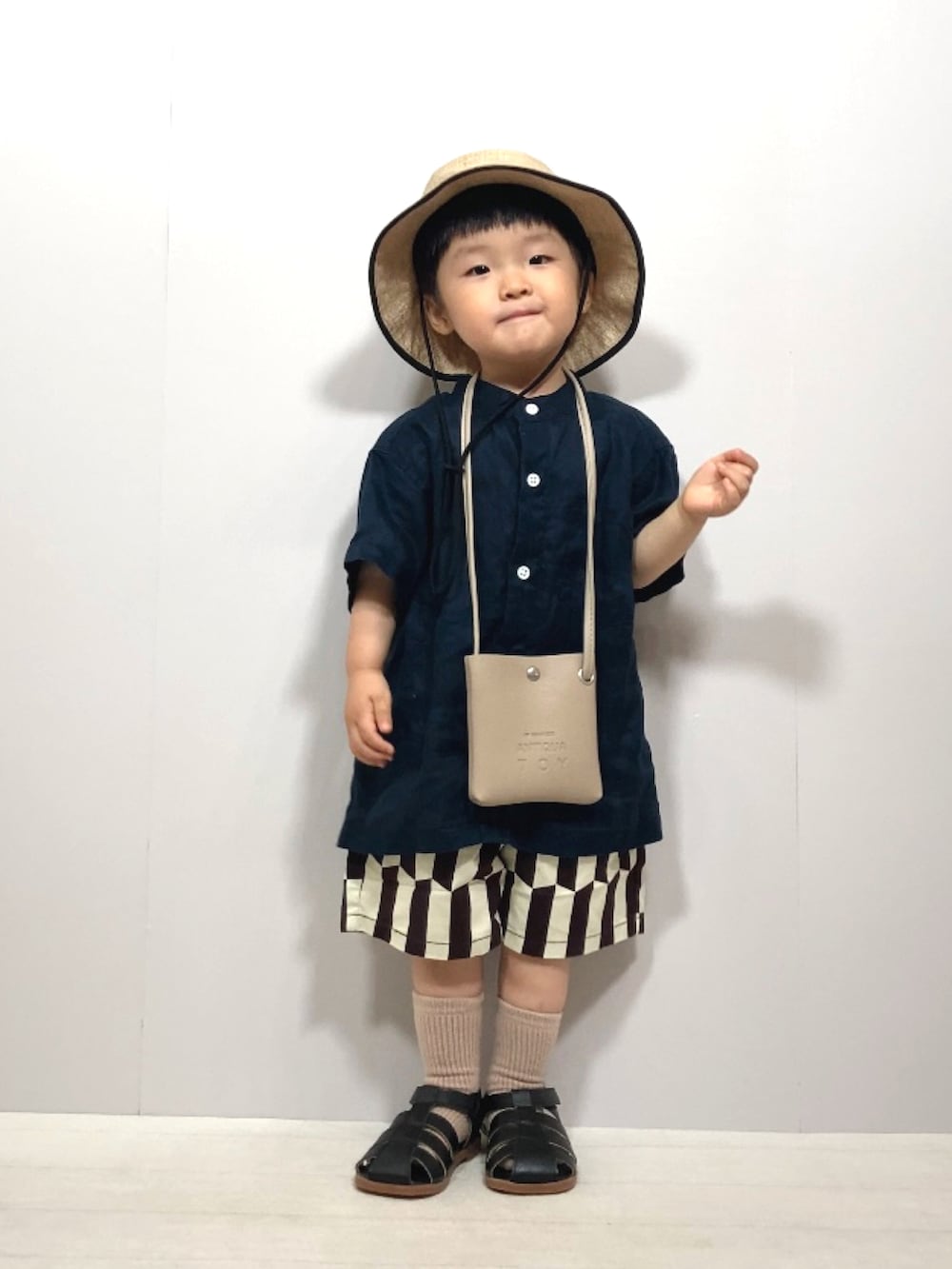 ブルー系のシャツ/ブラウス、グレー系のその他パンツ、ベージュ系のショルダーバッグを着用したキッズの夏コーディネートの2枚目の写真