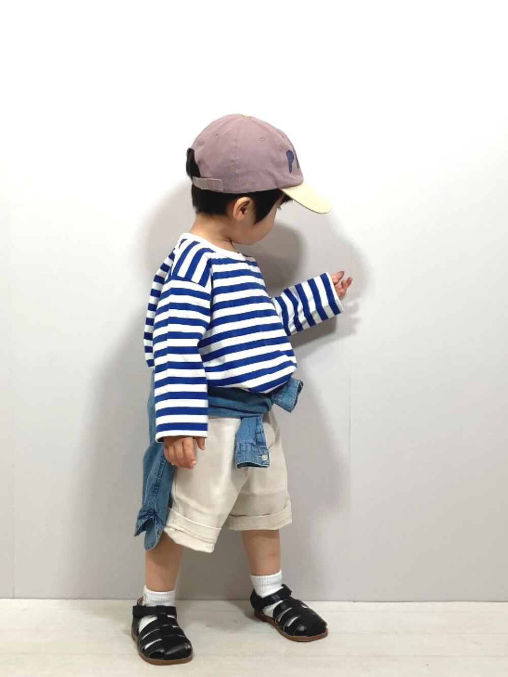 「ボーダー、ロンT、キャップ、シャツスタイル、ショートパンツ、プチプラ、休日スタイル、カジュアルコーデ、デニム、春夏コーデ、初夏コーデ、グルカサンダル、シンプルコーデ、レイヤードスタイル、ハーフパンツ」｜「Life Support ProductsのボーダーロンT（80～150cm）（Tシャツ/カットソー、ブルー系）」を使った、YU⭐︎さん（キッズ・90cm）の春コーディネートの5枚目の写真