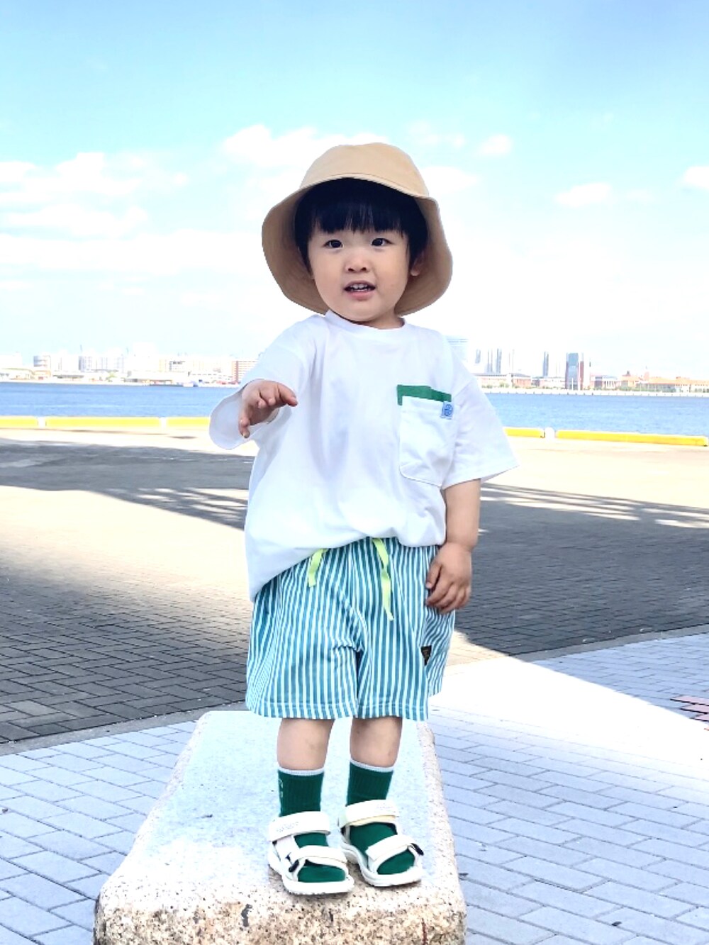 ホワイト系のTシャツ/カットソー、その他のその他パンツ、ホワイト系のサンダルを着用したキッズの春コーディネートの4枚目の写真