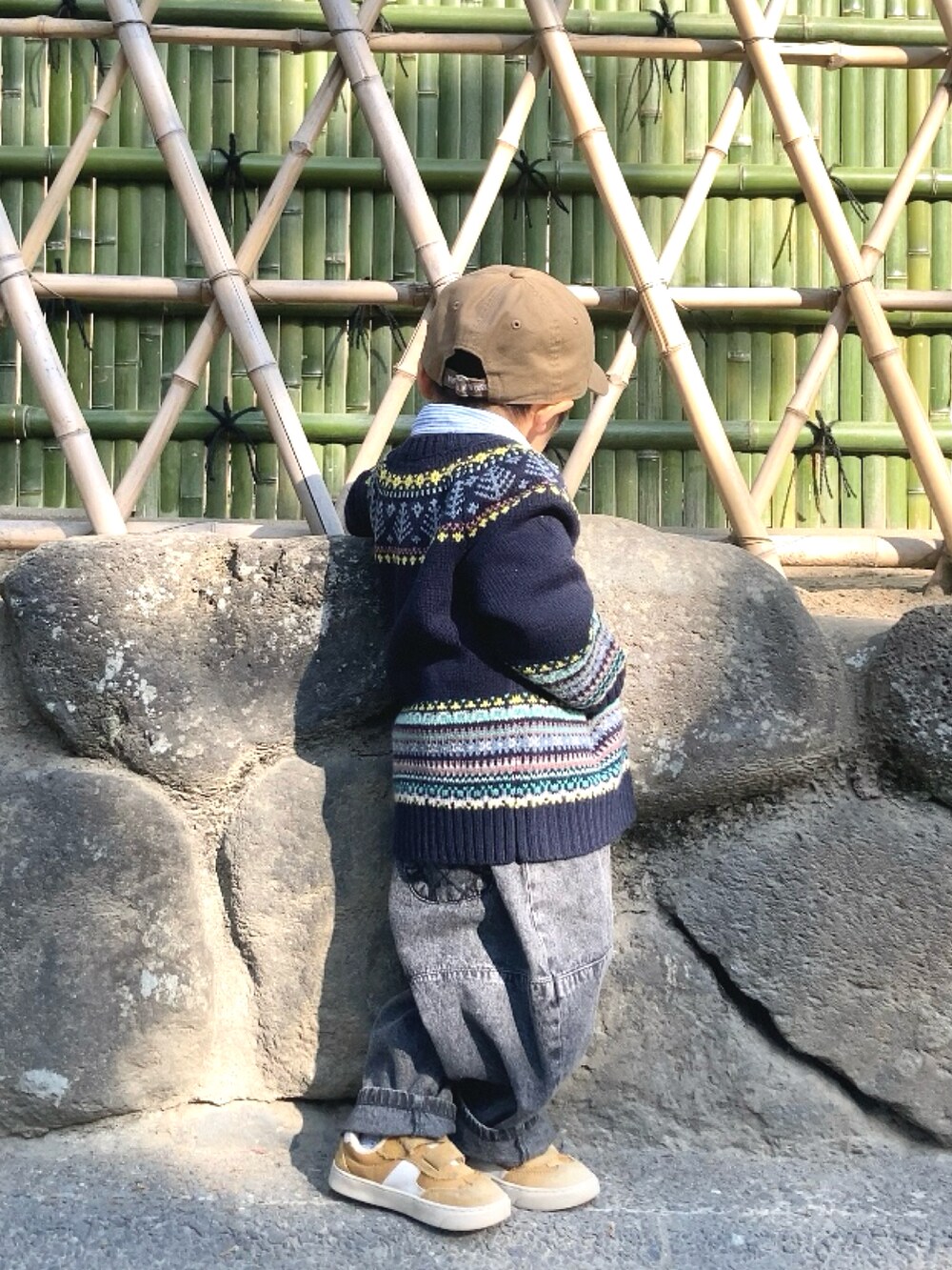 ブルー系のニット/セーター、ブルー系のシャツ/ブラウス、ブラック系のデニムパンツを着用したキッズの冬コーディネートの5枚目の写真