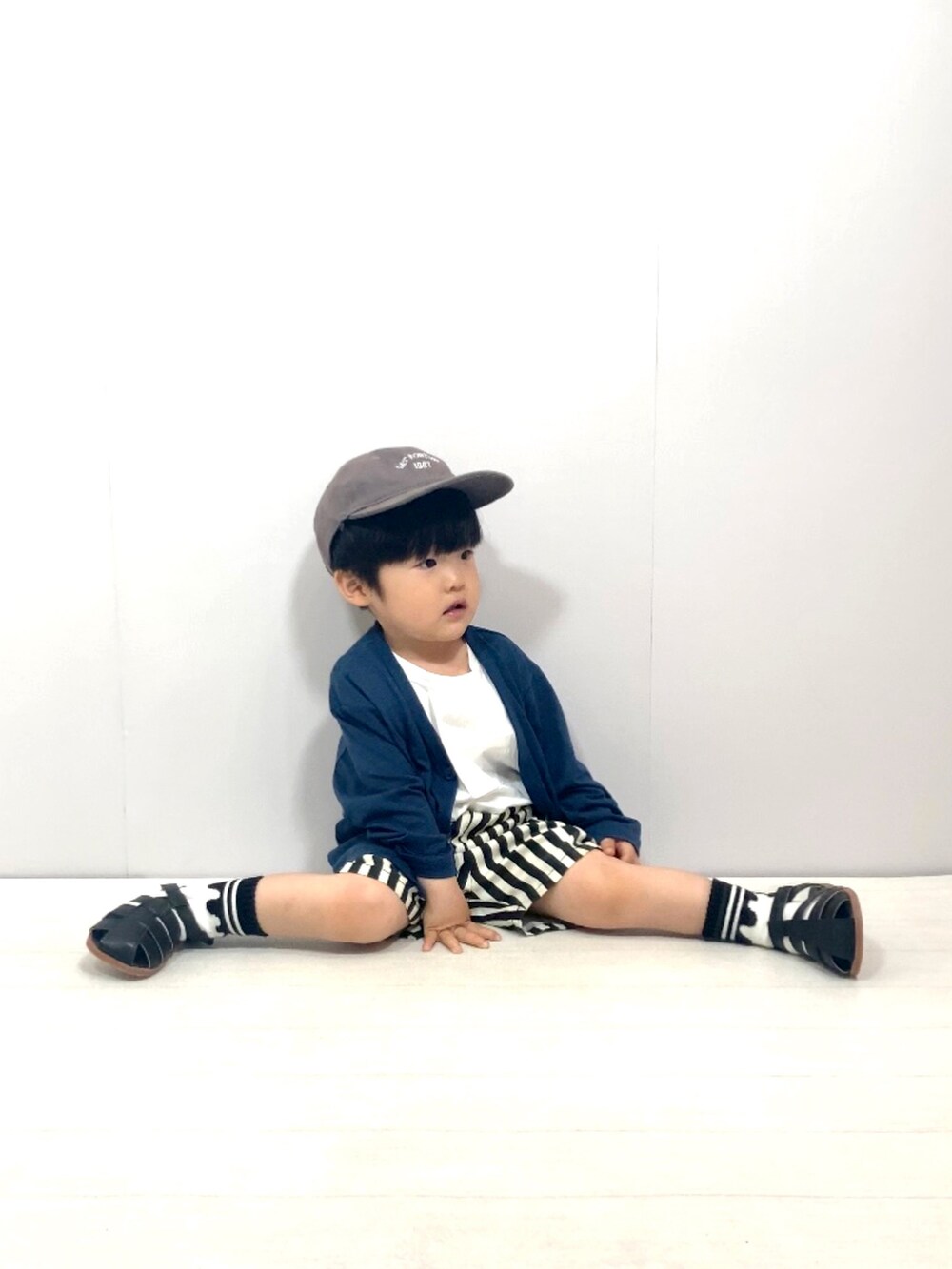 ブルー系のカーディガン/ボレロ、ホワイト系のTシャツ/カットソー、ブラック系のその他パンツを着用したキッズの春コーディネートの3枚目の写真