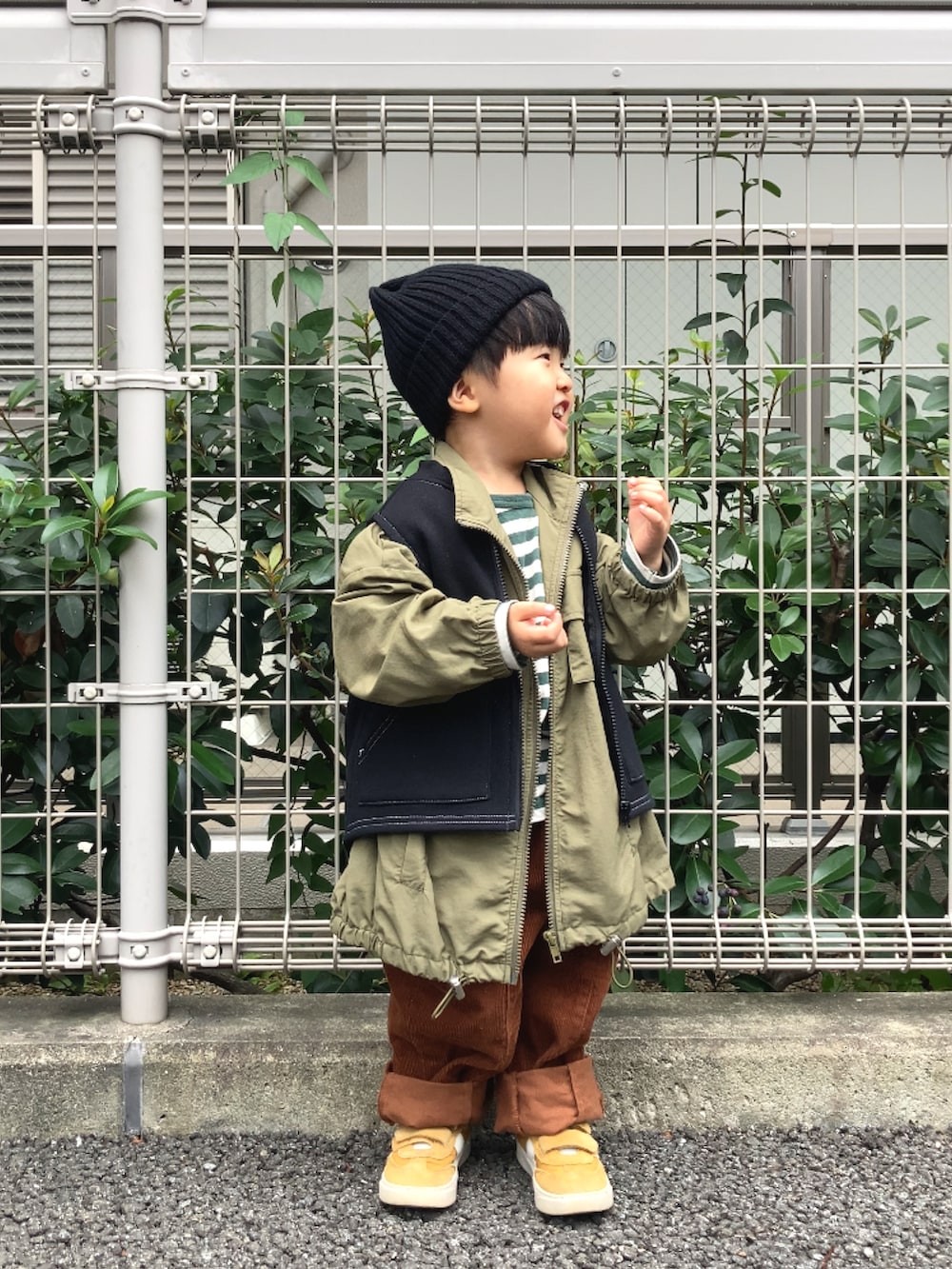 グリーン系のジャケット/アウター、ブラック系のベスト、グリーン系のTシャツ/カットソーを着用したキッズの秋コーディネートの4枚目の写真