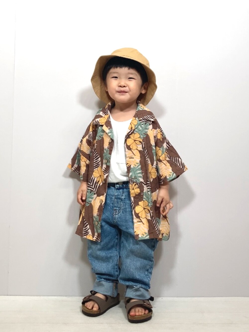 イエロー系のシャツ/ブラウス、ホワイト系のTシャツ/カットソー、ブルー系のデニムパンツを着用したキッズの夏コーディネートの2枚目の写真