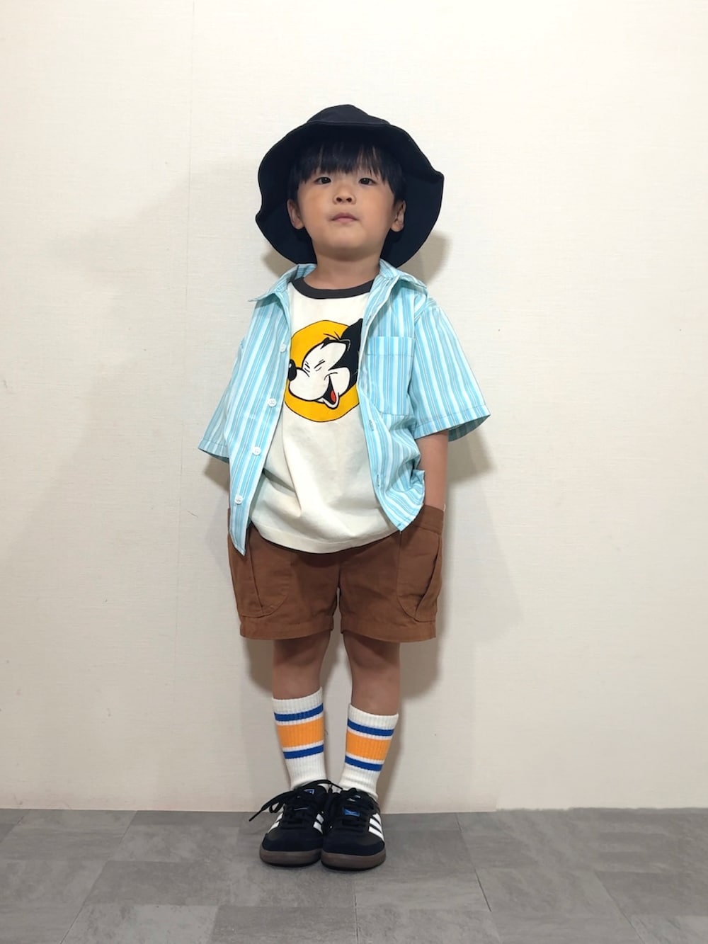 「やっぱり帽子が好き、ストリート、ストライプシャツ、シャツスタイル、レイヤードスタイル、ハーフパンツ、バケットハット、Tシャツ、プチプラ、お出かけコーデ、きれいめカジュアル、スポーツミックス、カーゴパンツ、柄シャツ、テーマパークコーデ」｜「Disneyの【Disney】ミッキーマウス/プリントTシャツ（Tシャツ/カットソー、ホワイト系）」を使った、YU⭐︎さん（キッズ・100cm）の春コーディネートの2枚目の写真