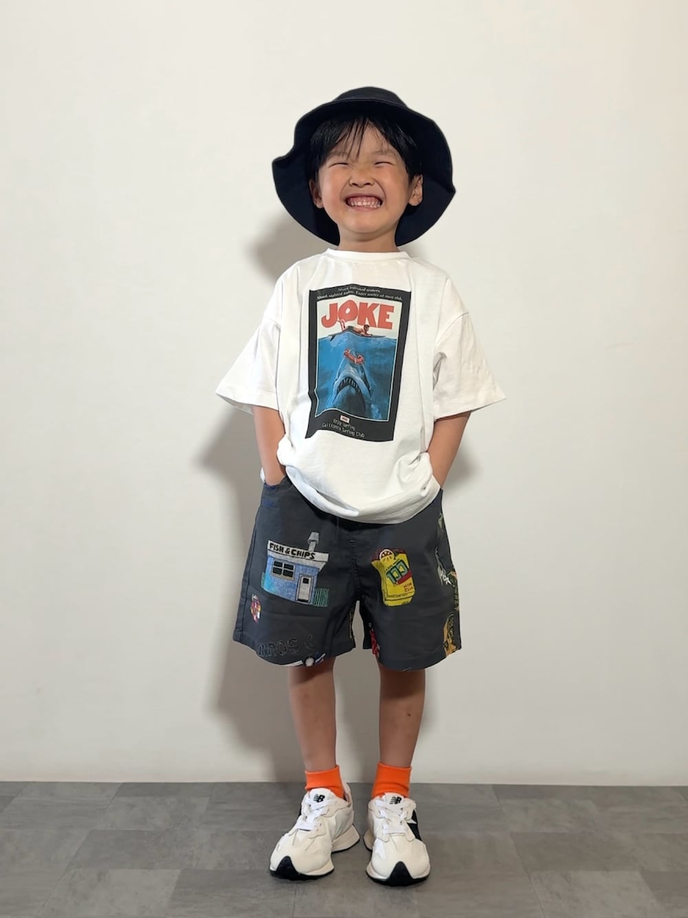 ホワイト系のTシャツ/カットソー、グレー系のその他パンツ、ホワイト系のスニーカーを着用したキッズの春コーディネートの2枚目の写真