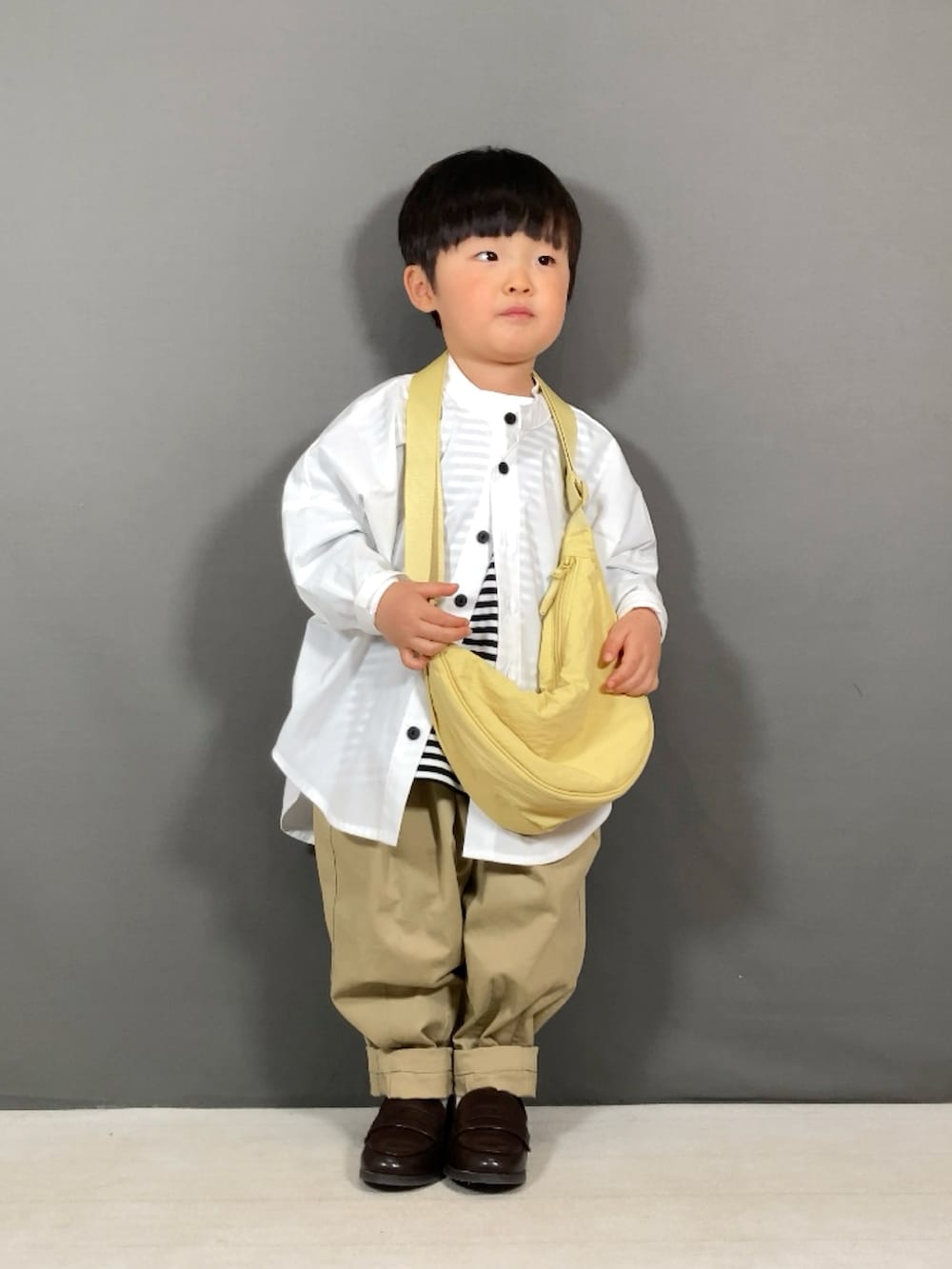 「春のおしゃ見えテクニック、休日スタイル、お出かけコーデ、カジュアルコーデ、シンプルコーデ、パステルカラー、ローファー、レイヤードスタイル、ショルダーバッグ、ボーダー、プチプラ、春色、春コーデ、シャツスタイル、淡色コーデ」｜「riziereのノーアイロンバンドカラーリラックスシャツ（シャツ/ブラウス、ホワイト系）」を使った、YU⭐︎さん（キッズ・90cm）の春コーディネートの2枚目の写真