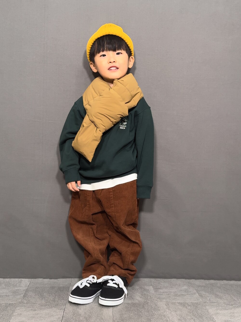 グリーン系のスウェット、グリーン系のTシャツ/カットソー、ブラウン系のパンツを着用したキッズの秋コーディネートの2枚目の写真