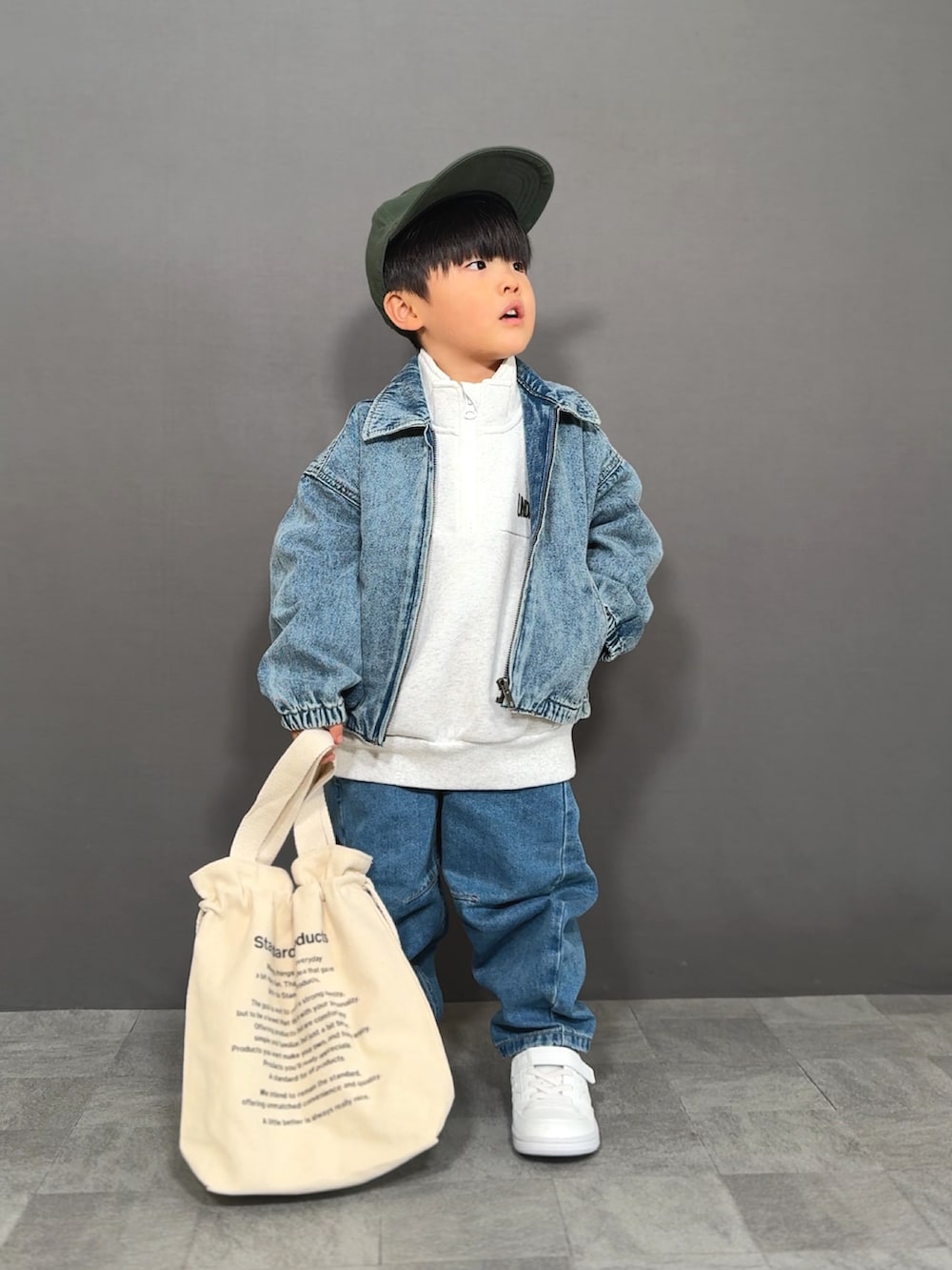 「真冬のあったかスタイル、ハーフジップ、デニム、セットアップ、スニーカー、キャップ、ジャケットスタイル、プチプラ、お出かけコーデ、休日スタイル、スウェット、ストリートコーデ、淡色コーデ、きれいめカジュアル、デニムジャケット」｜「GUのアイテム（デニムジャケット、ブルー系）」を使った、YU⭐︎さん（キッズ・90cm）の冬コーディネートの2枚目の写真