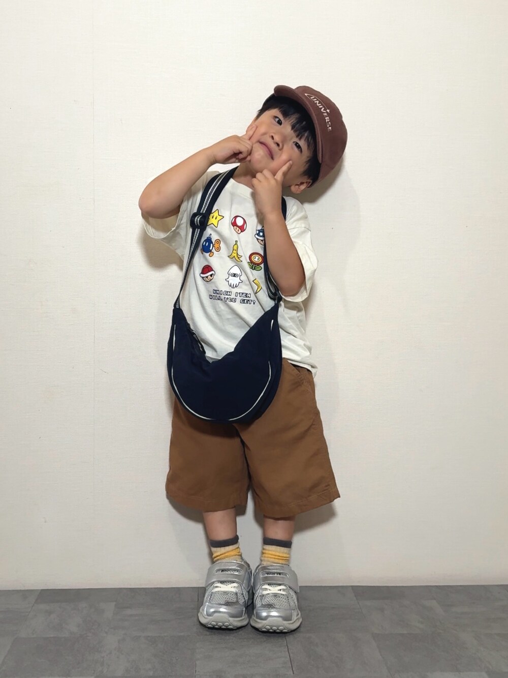 シルバー系のスニーカー、ホワイト系のTシャツ/カットソー、ブラウン系のパンツを着用したキッズの夏コーディネートの3枚目の写真