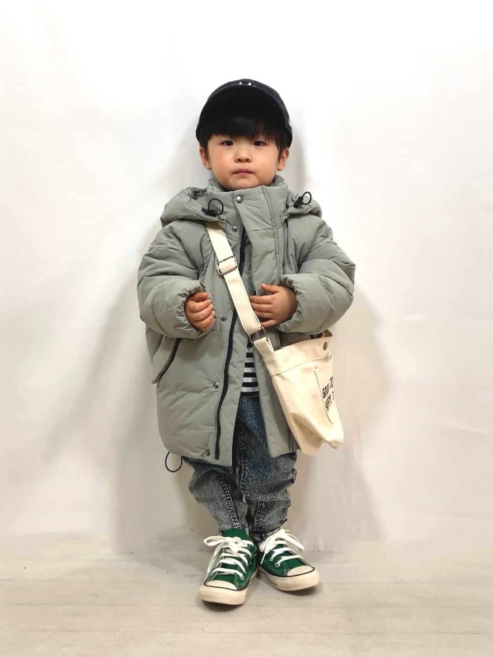 グリーン系のブルゾン、ブラック系のTシャツ/カットソー、その他のデニムパンツを着用したキッズの冬コーディネートの3枚目の写真