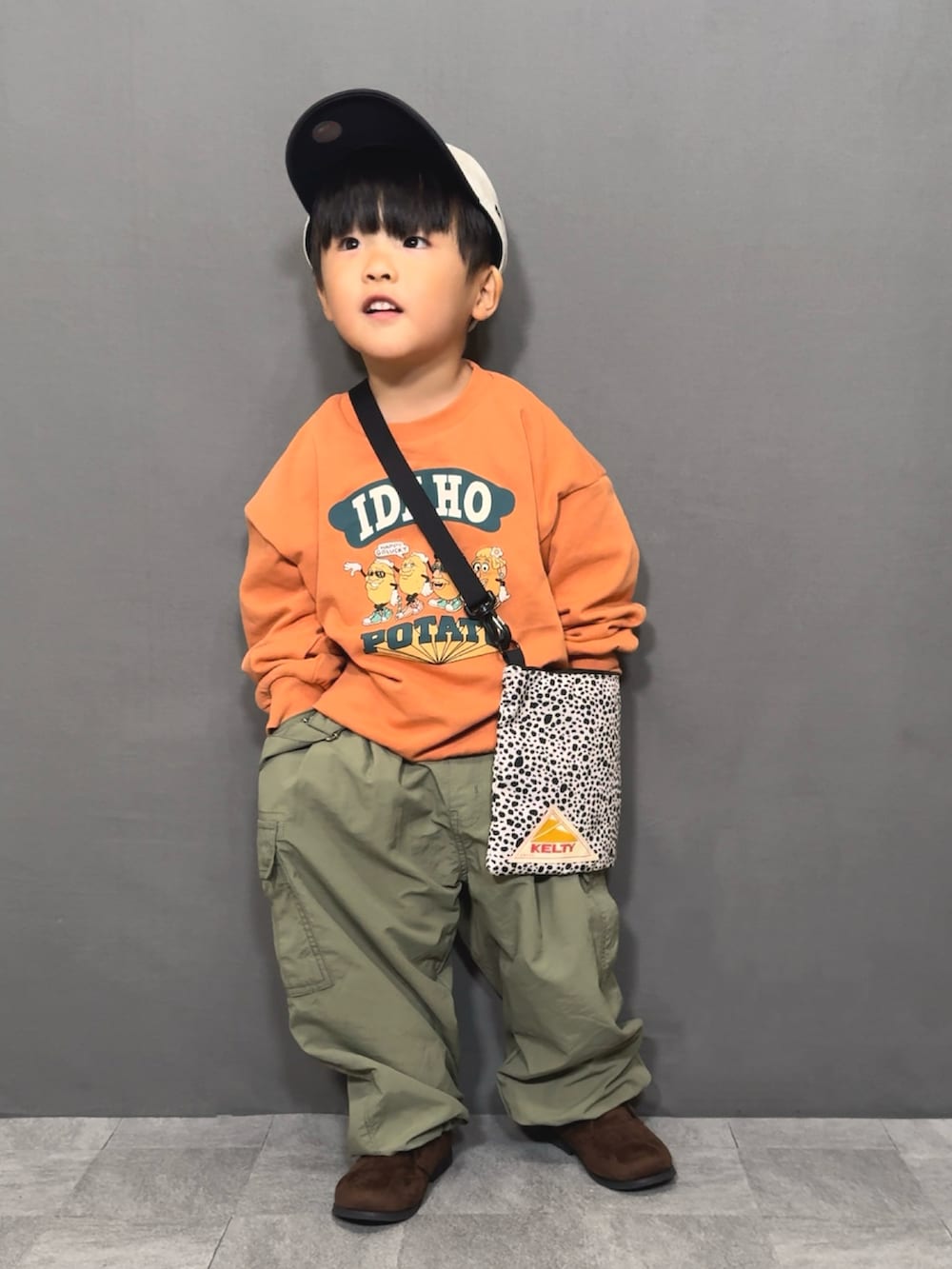 「秋っぽコーデ更新中、カーキ、ショルダーバッグ、サロペット、スウェット、キャップ、ブーツ、カーゴパンツ、お出かけコーデ、秋コーデ、パステルカラー、ブラウン、淡色コーデ、テーマパークコーデ、デートコーデ」｜「Ocean&Groundのアイテム（スウェット、オレンジ系）」を使った、YU⭐︎さん（キッズ・90cm）の秋コーディネートの3枚目の写真