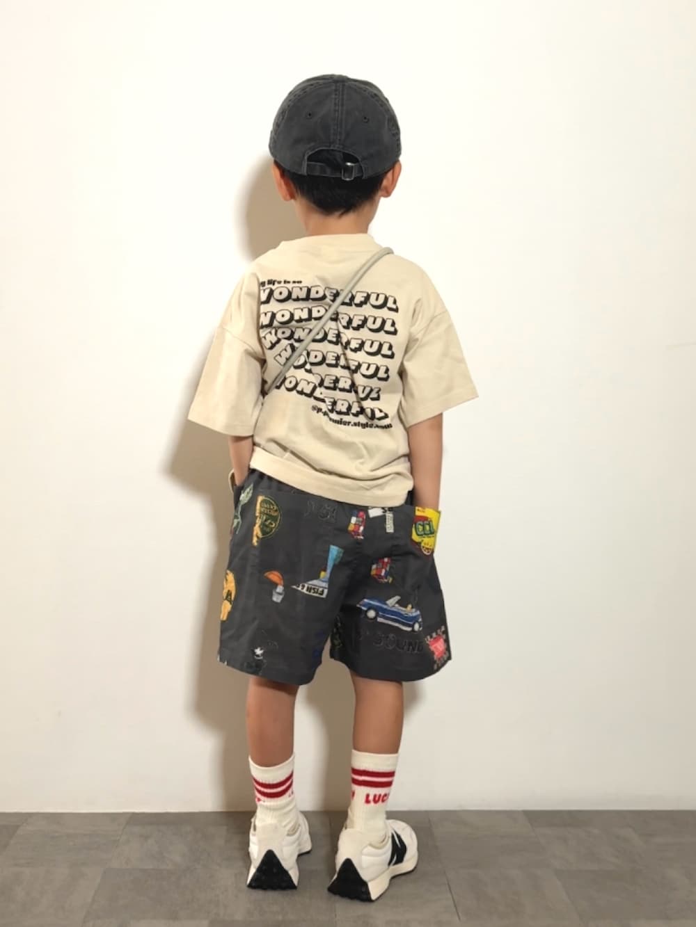 グレー系のショルダーバッグ、ブラック系のTシャツ/カットソー、グレー系のその他パンツを着用したキッズの春コーディネートの5枚目の写真
