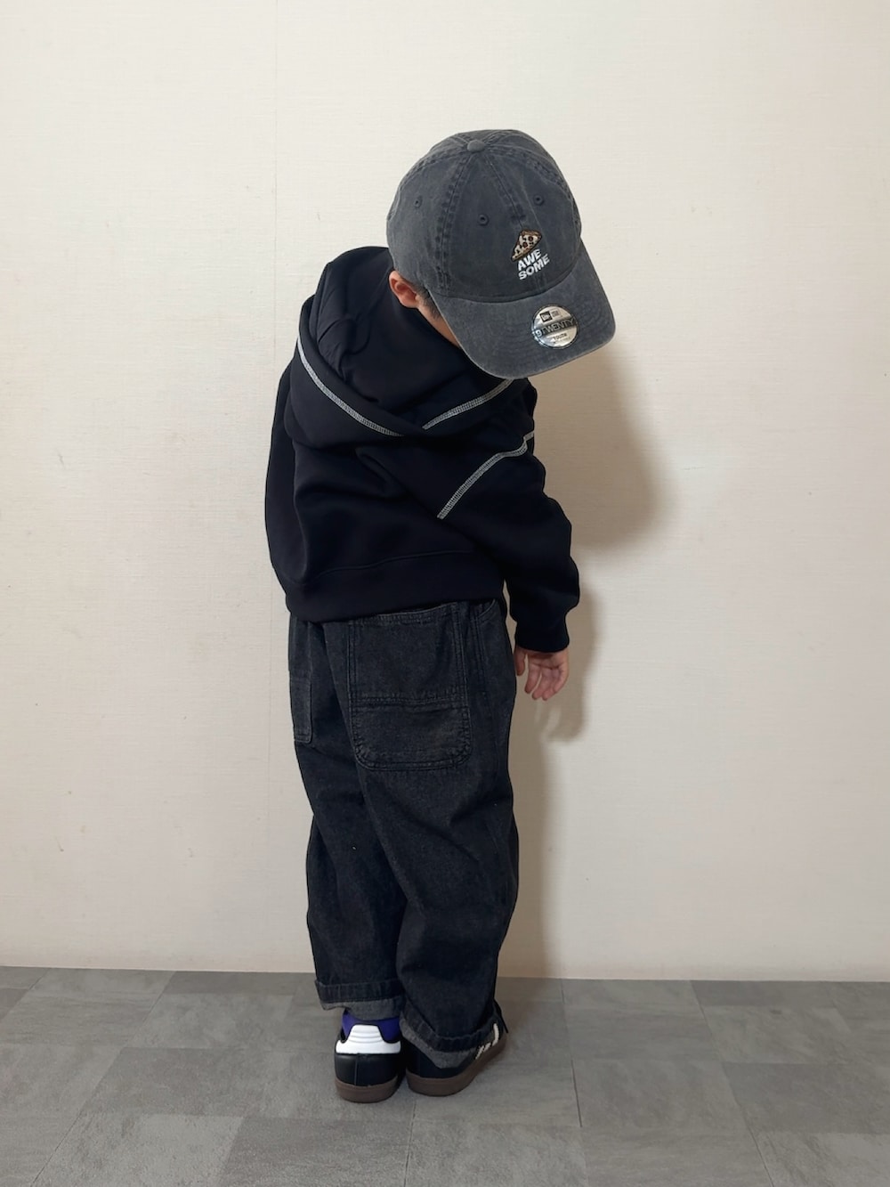 ブラック系のサロペット/オーバーオール、ブラック系のスニーカー、ブラウン系のTシャツ/カットソーを着用したキッズの秋コーディネートの3枚目の写真