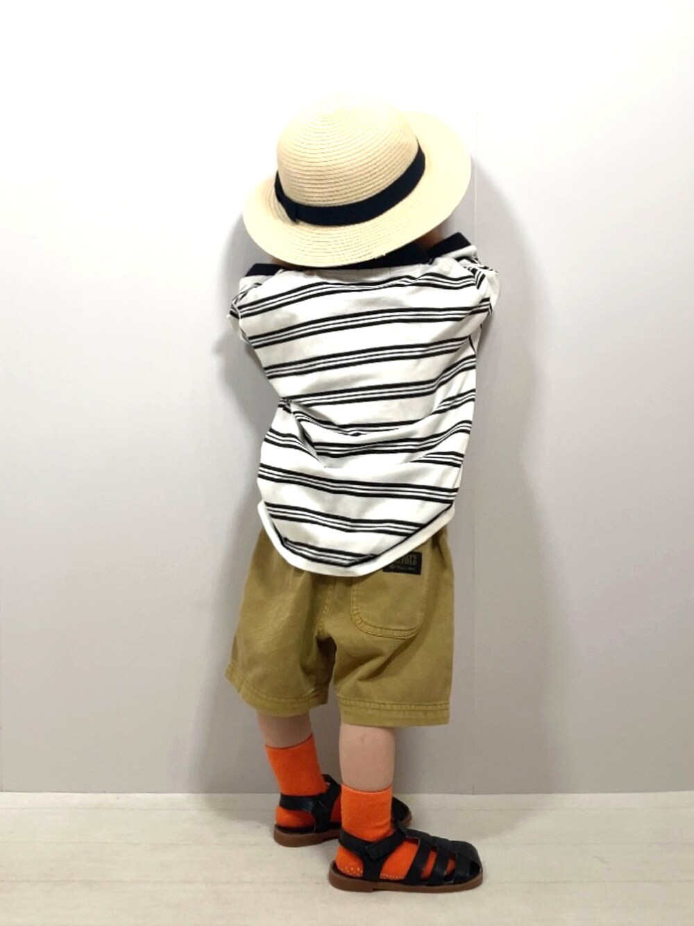 ベージュ系のポロシャツ、イエロー系のその他パンツ、ブラック系のサンダルを着用したキッズの夏コーディネートの5枚目の写真