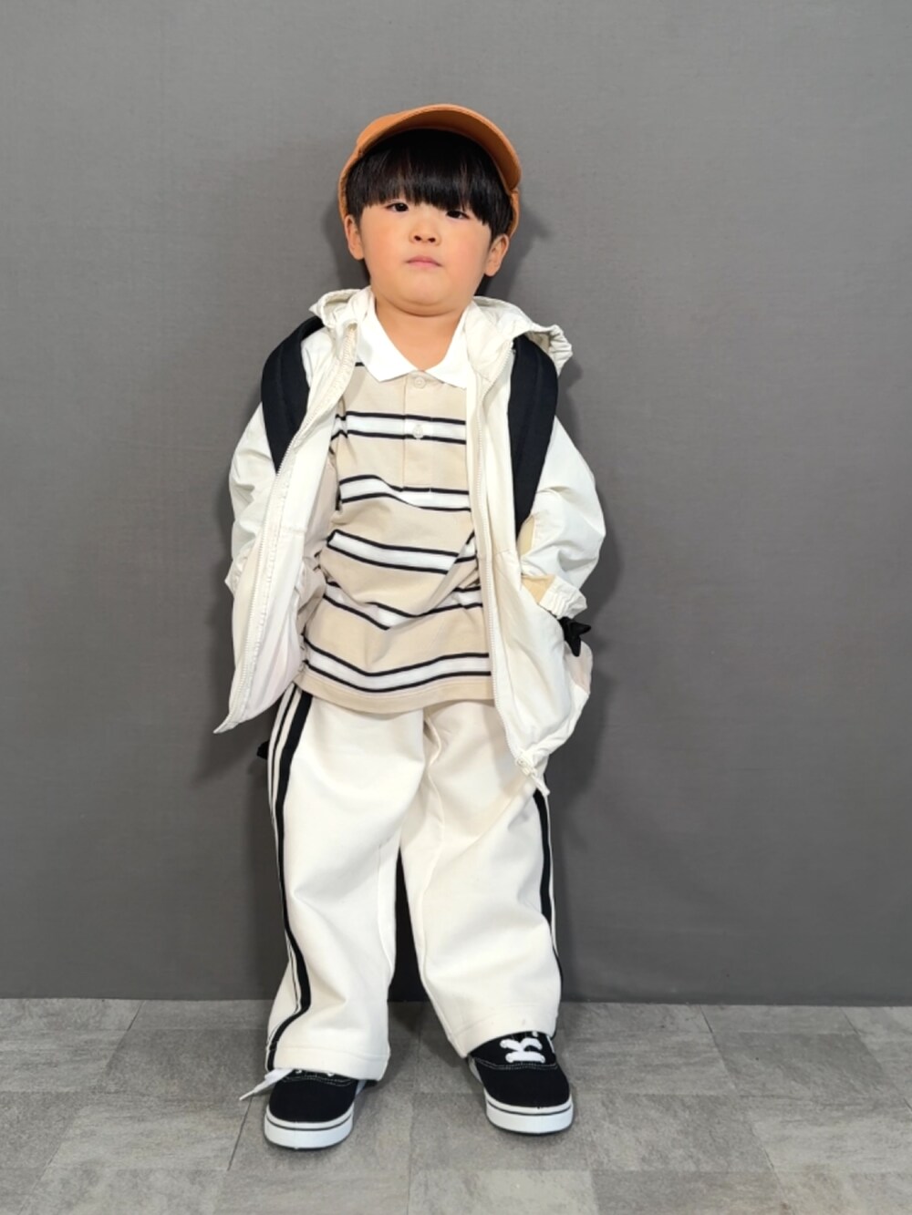 「シャツスタイル、春アウター、キャップ、スニーカー、トラックパンツ、春コーデ、休日スタイル、春色、レイヤードスタイル、パーカー、モノトーン、ワイドパンツ、スウェットパンツ、ボーダー」｜「UNIQLOのアイテム（ジャケット/アウター、ホワイト系）」を使った、YU⭐︎さん（キッズ・100cm）の春コーディネートの2枚目の写真