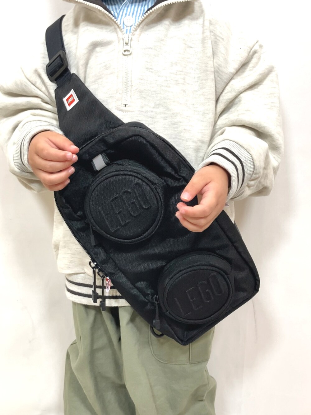 ベージュ系のスウェット、ブルー系のシャツ/ブラウス、グリーン系のカーゴパンツを着用したキッズの秋コーディネートの5枚目の写真