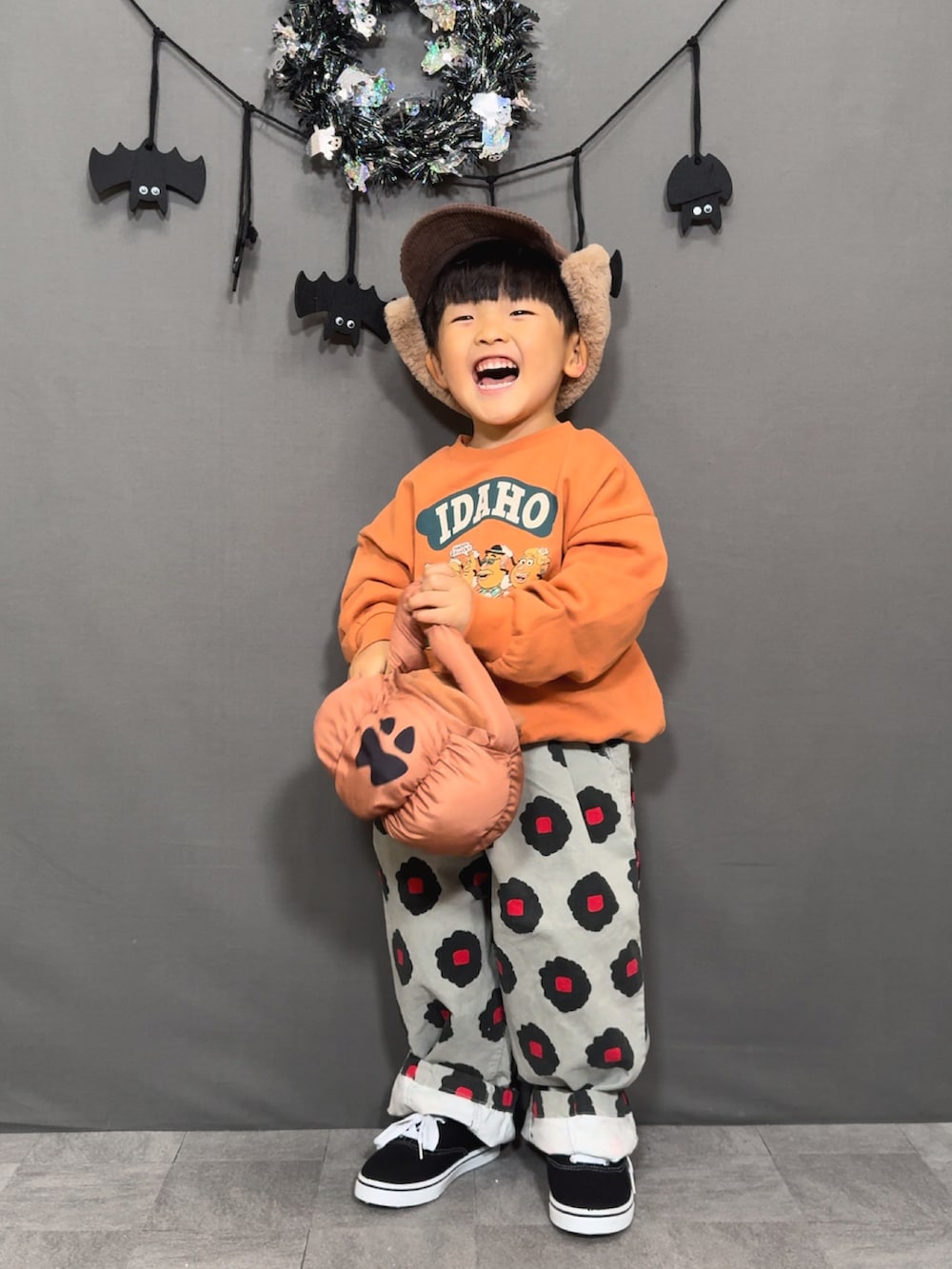 「秋っぽコーデ更新中、ハロウィン、スウェット、秋コーデ、プチプラ、スニーカー、フライトキャップ、淡色コーデ、テーマパークコーデ、コーデュロイ」｜「Ocean&Groundのアイテム（スウェット、オレンジ系）」を使った、YU⭐︎さん（キッズ・90cm）の秋コーディネートの3枚目の写真