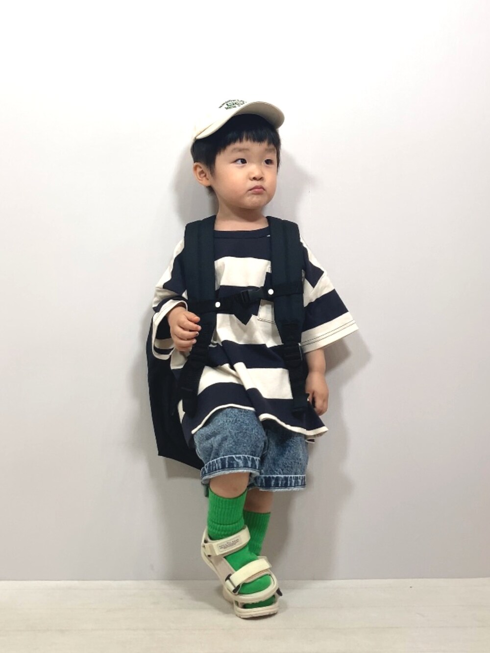 グレー系のTシャツ/カットソー、ブルー系のデニムパンツ、ブラック系のバックパック/リュックを着用したキッズの夏コーディネートの4枚目の写真