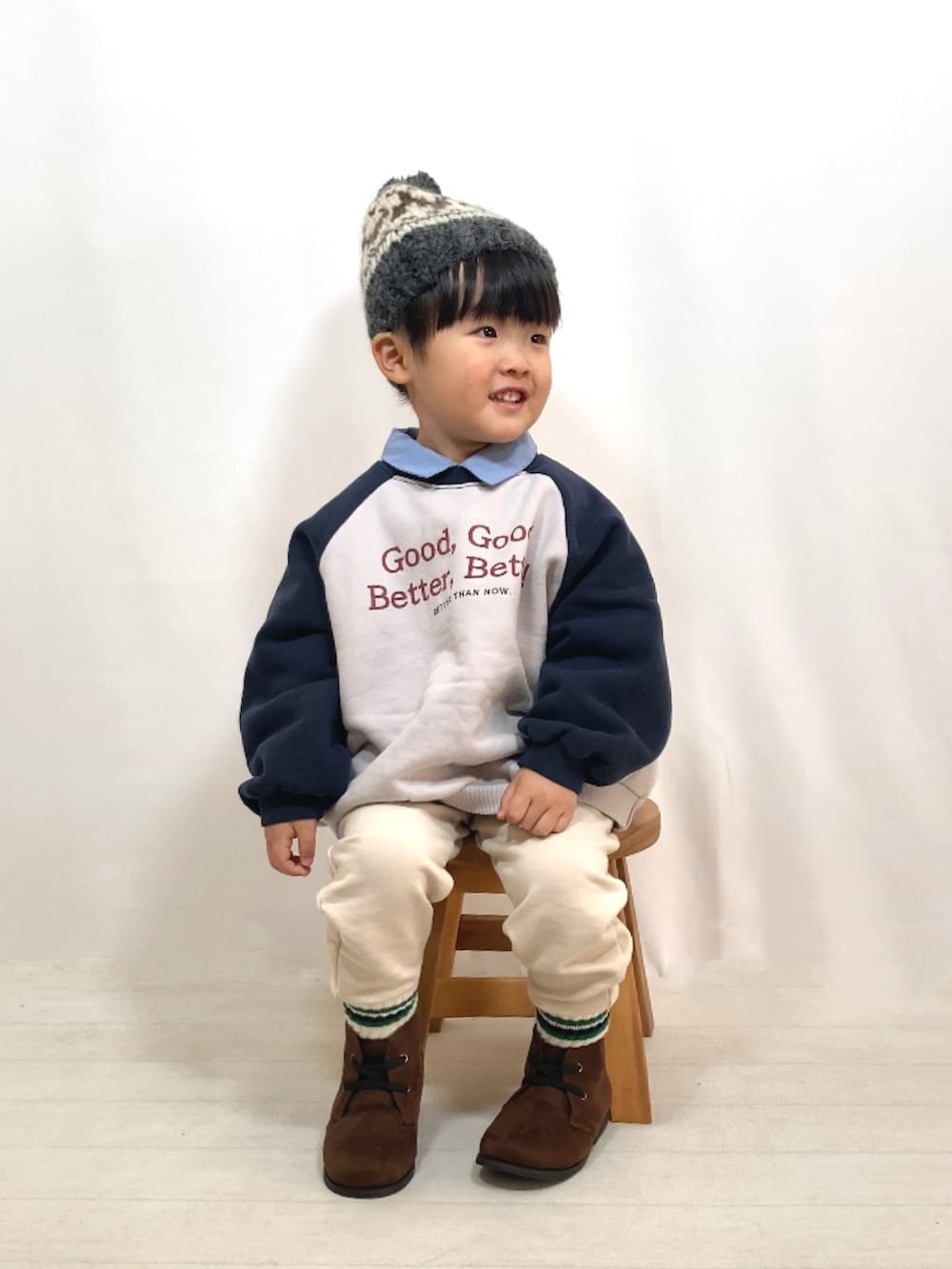 グレー系のスウェット、ブルー系のシャツ/ブラウス、ホワイト系のスウェットパンツを着用したキッズの秋コーディネートの4枚目の写真
