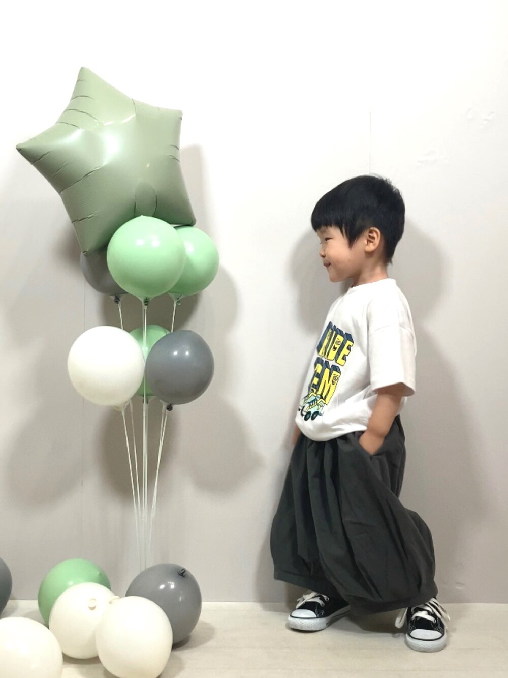 「みんなの白Tフェス、3歳、誕生日、ロゴT、ビッグシルエット、スニーカー、モノトーン、カジュアル、ストリート、夏セールで買いました、夏コーデ、ワイドパンツ」｜「BREEZEの【WEB限定】 クレオファスコラボ スニーカーTシャツ（Tシャツ/カットソー、イエロー系）」を使った、YU⭐︎さん（キッズ・90cm）の夏コーディネートの5枚目の写真