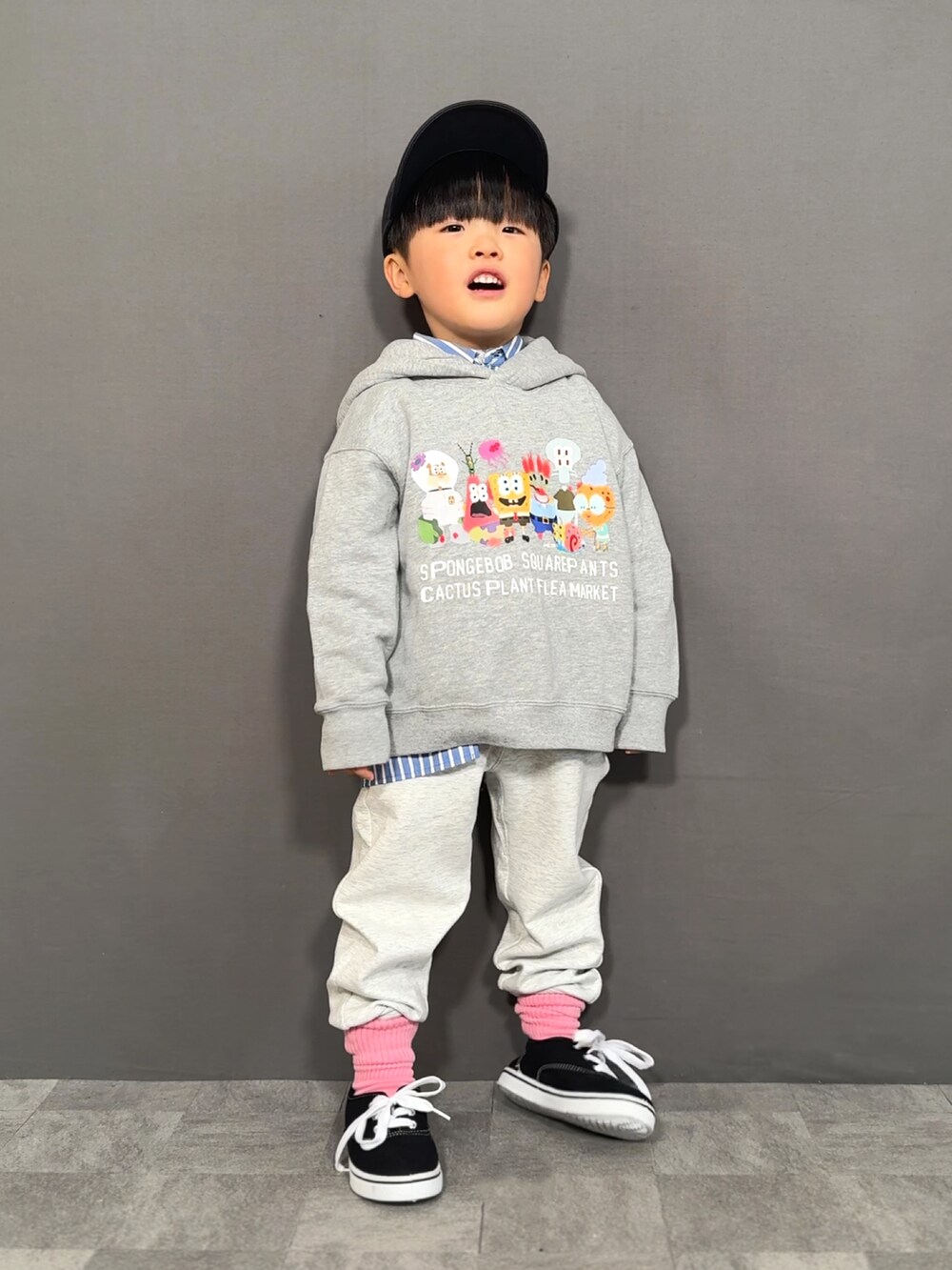 「春色、シャツスタイル、プチプラ、パーカー、スウェット、スウェットパンツ、スニーカー、キャップ、ストライプシャツ、きれいめカジュアル、レイヤードスタイル、春コーデ、お出かけコーデ、休日スタイル、淡色コーデ」｜「UNIQLOのアイテム（スウェット、グレー系）」を使った、YU⭐︎さん（キッズ・100cm）の春コーディネートの2枚目の写真