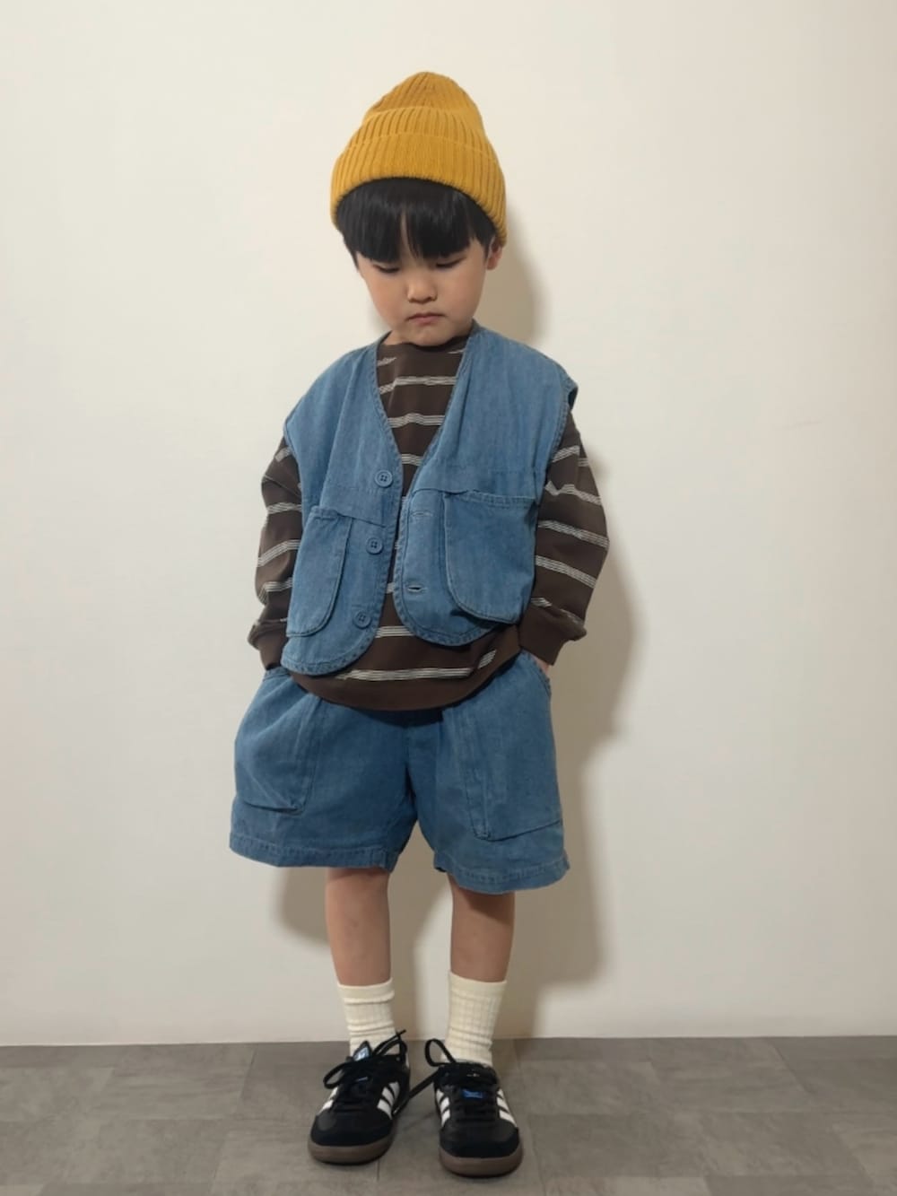 ブルー系のベスト、ブラウン系のTシャツ/カットソー、ブルー系のその他パンツを着用したキッズの春コーディネートの3枚目の写真