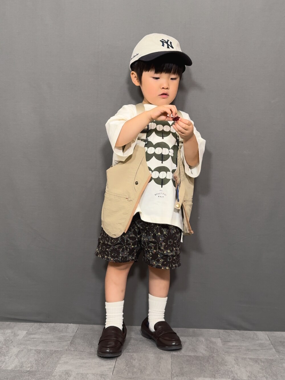 ベージュ系のベスト、ブラック系のTシャツ/カットソー、ブラック系のその他パンツを着用したキッズの夏コーディネートの4枚目の写真