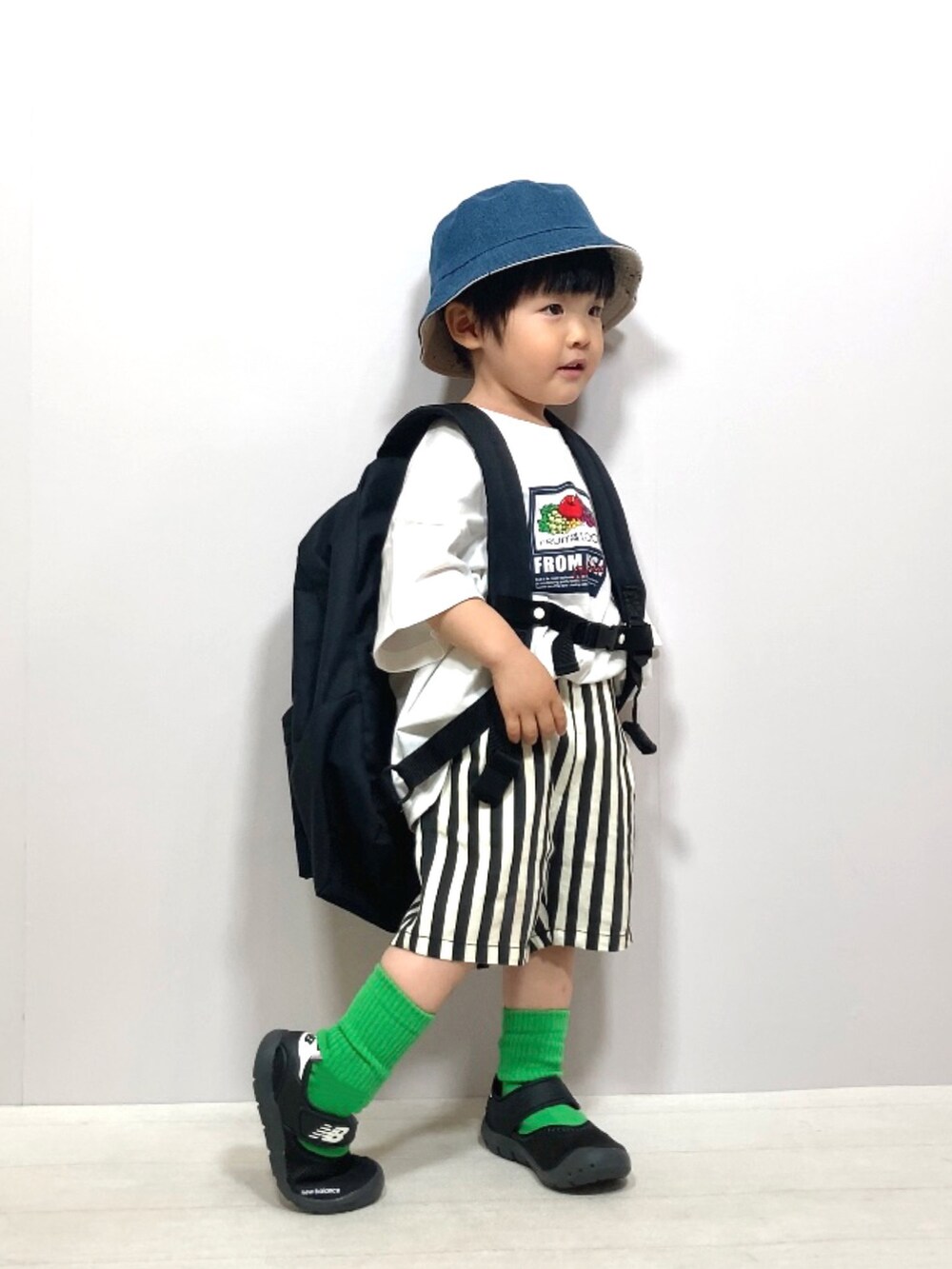 ホワイト系のTシャツ/カットソー、ブラック系のその他パンツ、ブラック系のバックパック/リュックを着用したキッズの夏コーディネートの5枚目の写真