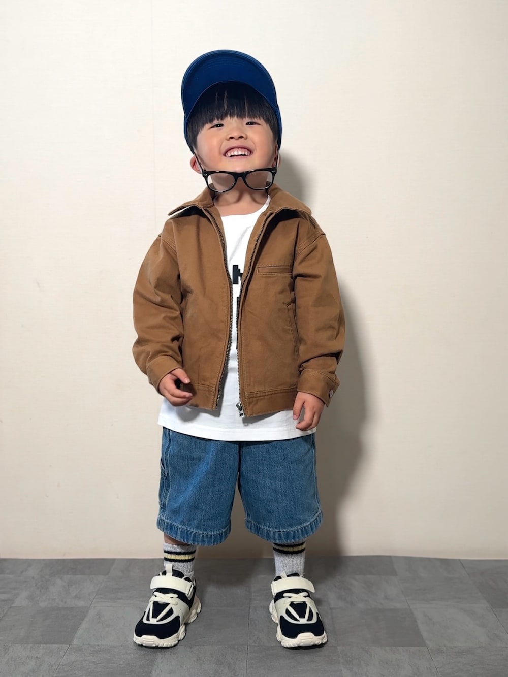 「ジャケット、春色、ハーフパンツ、デニム、スニーカー、キャップ、ブチプラ、レイヤードスタイル、休日スタイル、春アウター、デートコーデ、スポーツミックス、めがね、カジュアルコーデ、春夏コーデ」｜「UNIQLOのアイテム（ジャケット/アウター、ブラウン系）」を使った、YU⭐︎さん（キッズ・100cm）の春コーディネートの3枚目の写真