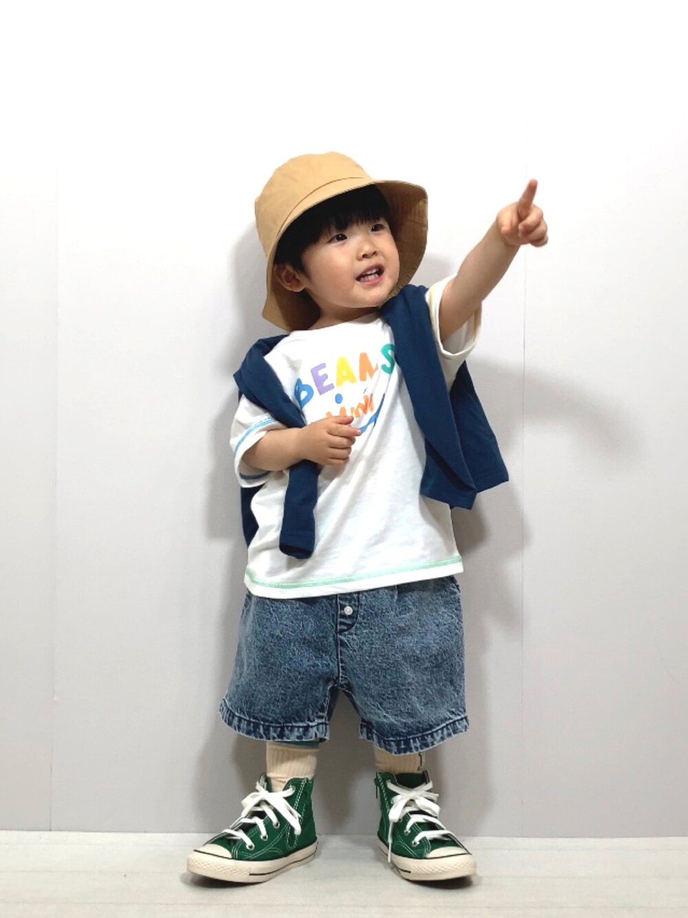 「春コーデ、バケットハット、コンバース、ローリーズファーム(LOWRYS FARM)、カーディガン、シンプルコーデ、BEAMSmini、ビームスミニ、PR、デニム、レイヤードスタイル、カジュアルコーデ、休日スタイル、スニーカー」|「BEAMS miniのBEAMS mini / スマイル ロゴ Tシャツ 23SS(90~130cm)(Tシャツ/カットソー、ホワイト系)」を使った、YU⭐︎さん(キッズ・90cm)の春コーディネートの5枚目の写真