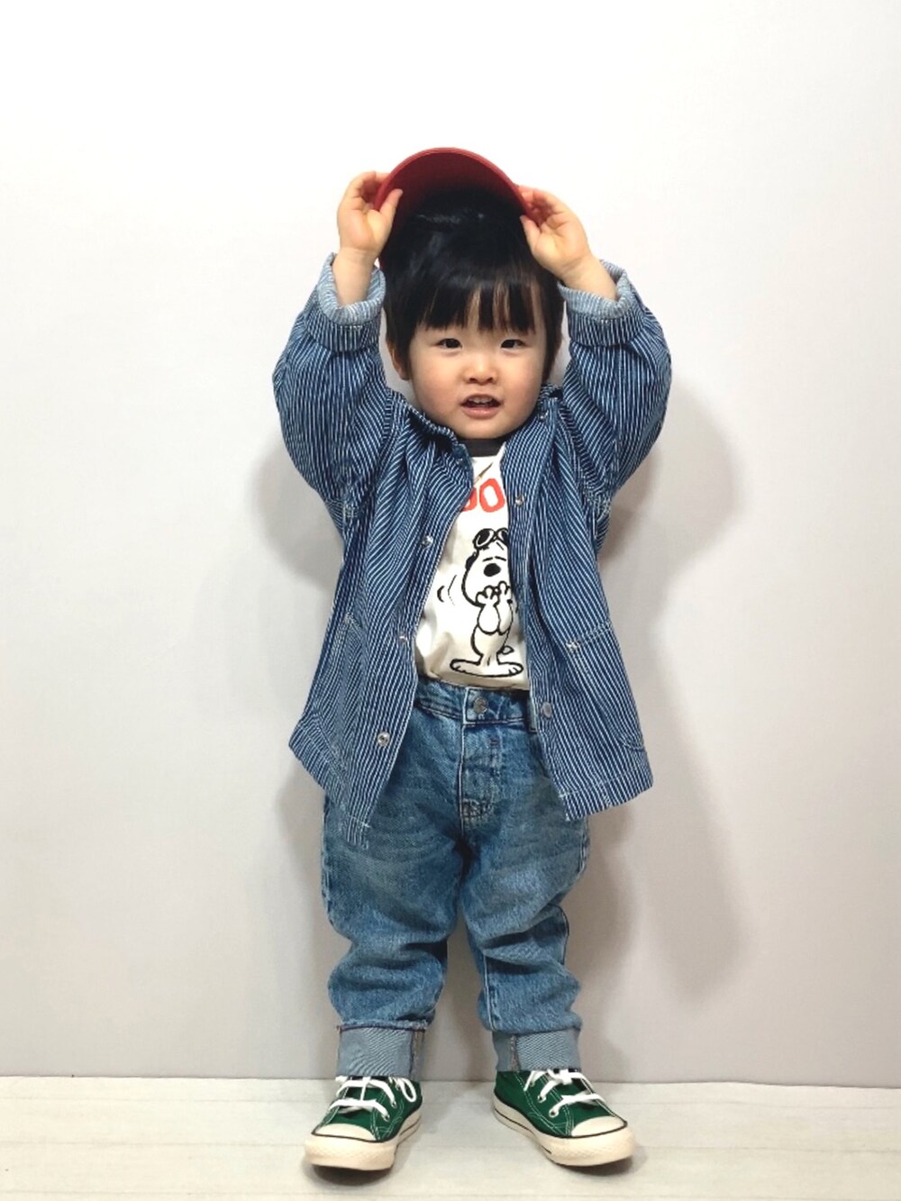 ブルー系のジャケット/アウター、グレー系のTシャツ/カットソー、ブルー系のデニムパンツを着用したキッズの冬コーディネートの2枚目の写真