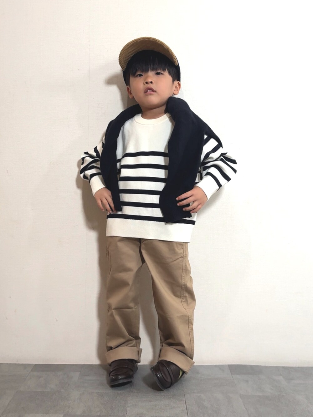 ブラウン系のローファー、ブルー系のニット/セーター、ホワイト系のニット/セーターを着用したキッズの秋コーディネートの2枚目の写真