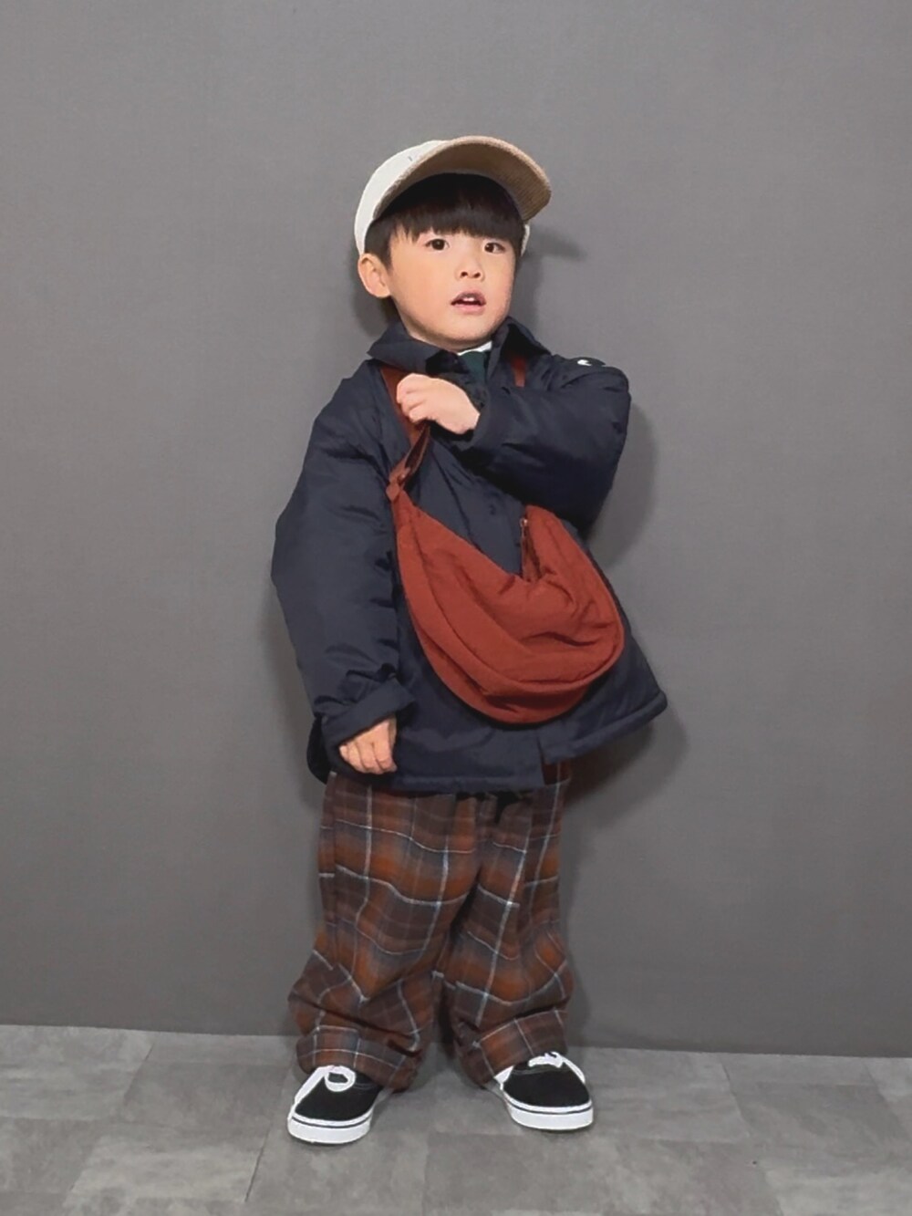 ブルー系のジャケット/アウター、グリーン系のスウェット、ホワイト系のTシャツ/カットソーを着用したキッズの冬コーディネートの4枚目の写真