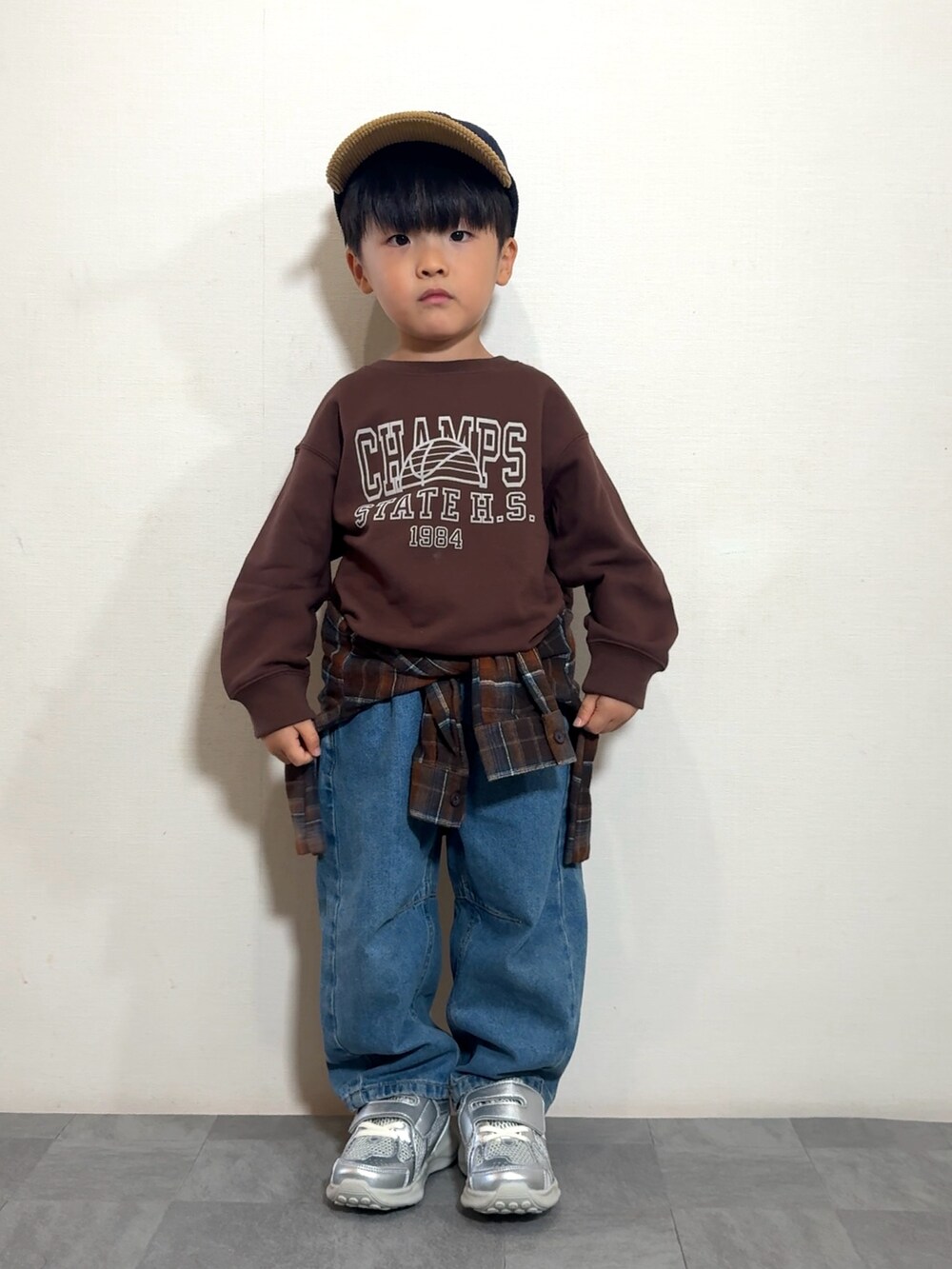 シルバー系のスニーカー、オレンジ系のシャツ/ブラウス、ブラウン系のスウェットを着用したキッズの秋コーディネートの3枚目の写真