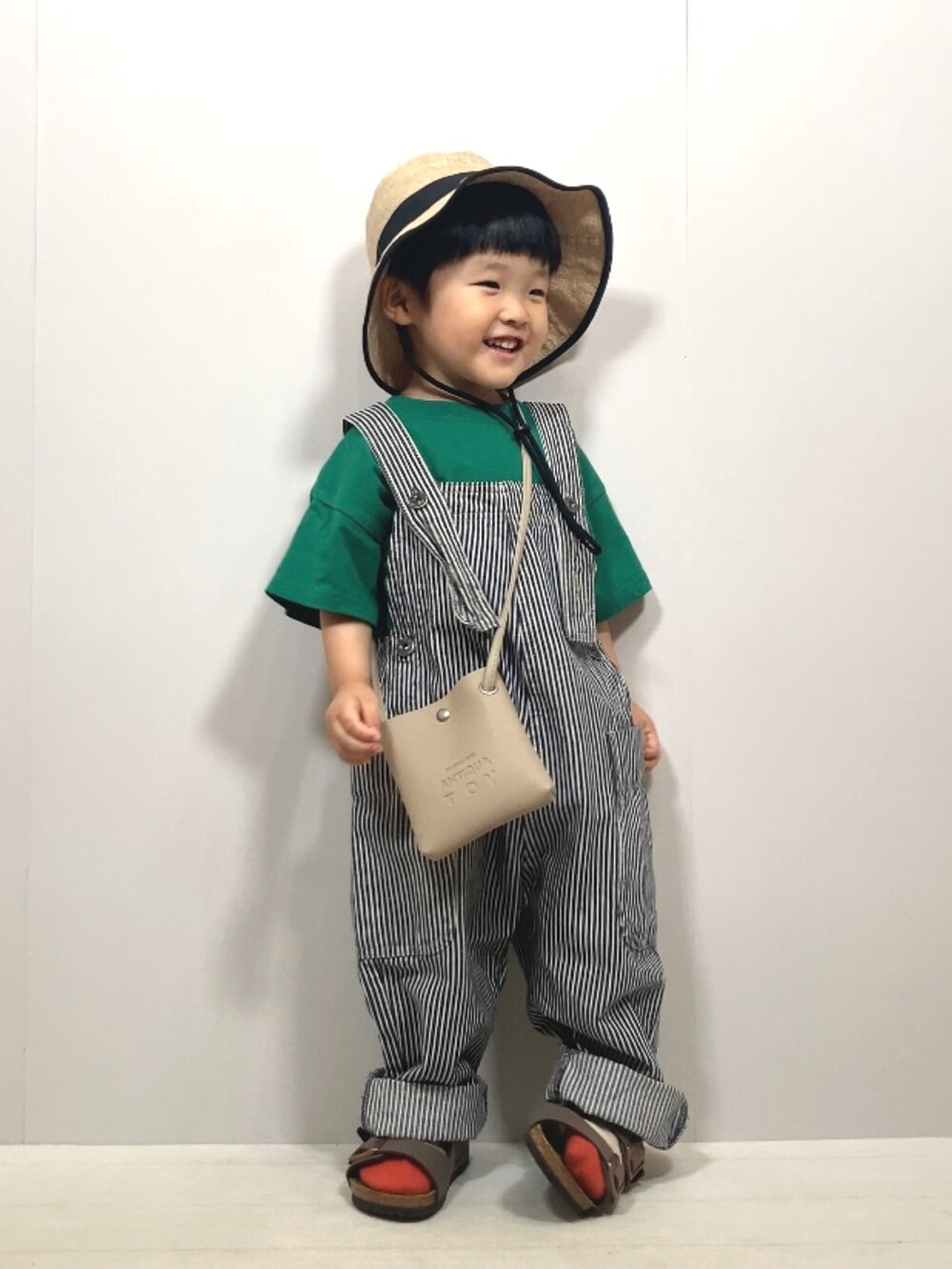 グリーン系のTシャツ/カットソー、その他のサロペット/オーバーオール、ベージュ系のショルダーバッグを着用したキッズの夏コーディネートの2枚目の写真