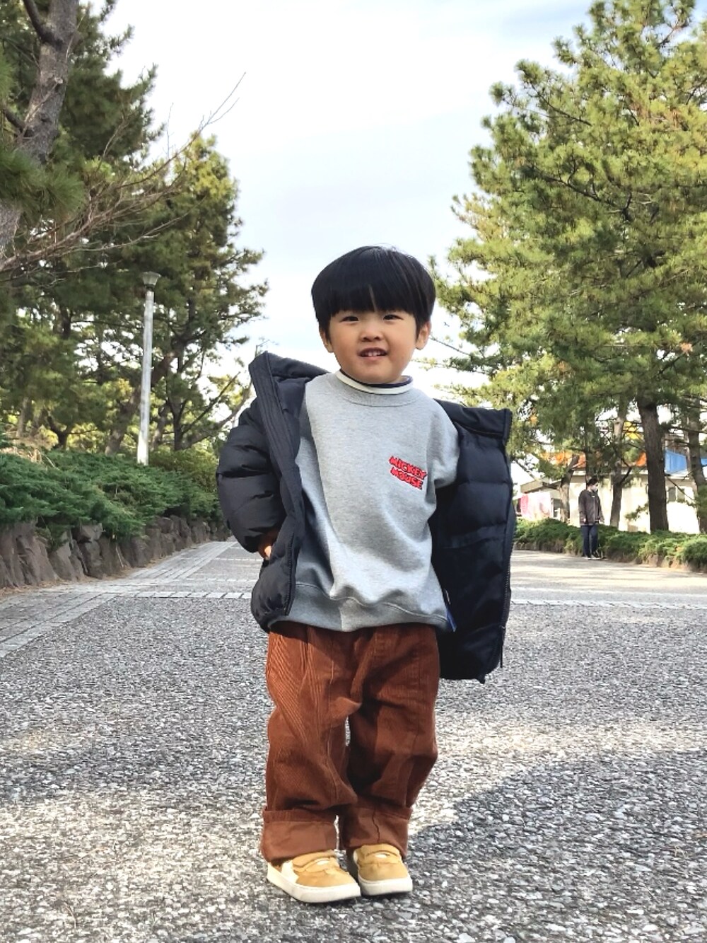 ブラック系のダウンジャケット/コート、グレー系のスウェット、ブルー系のTシャツ/カットソーを着用したキッズの冬コーディネートの2枚目の写真